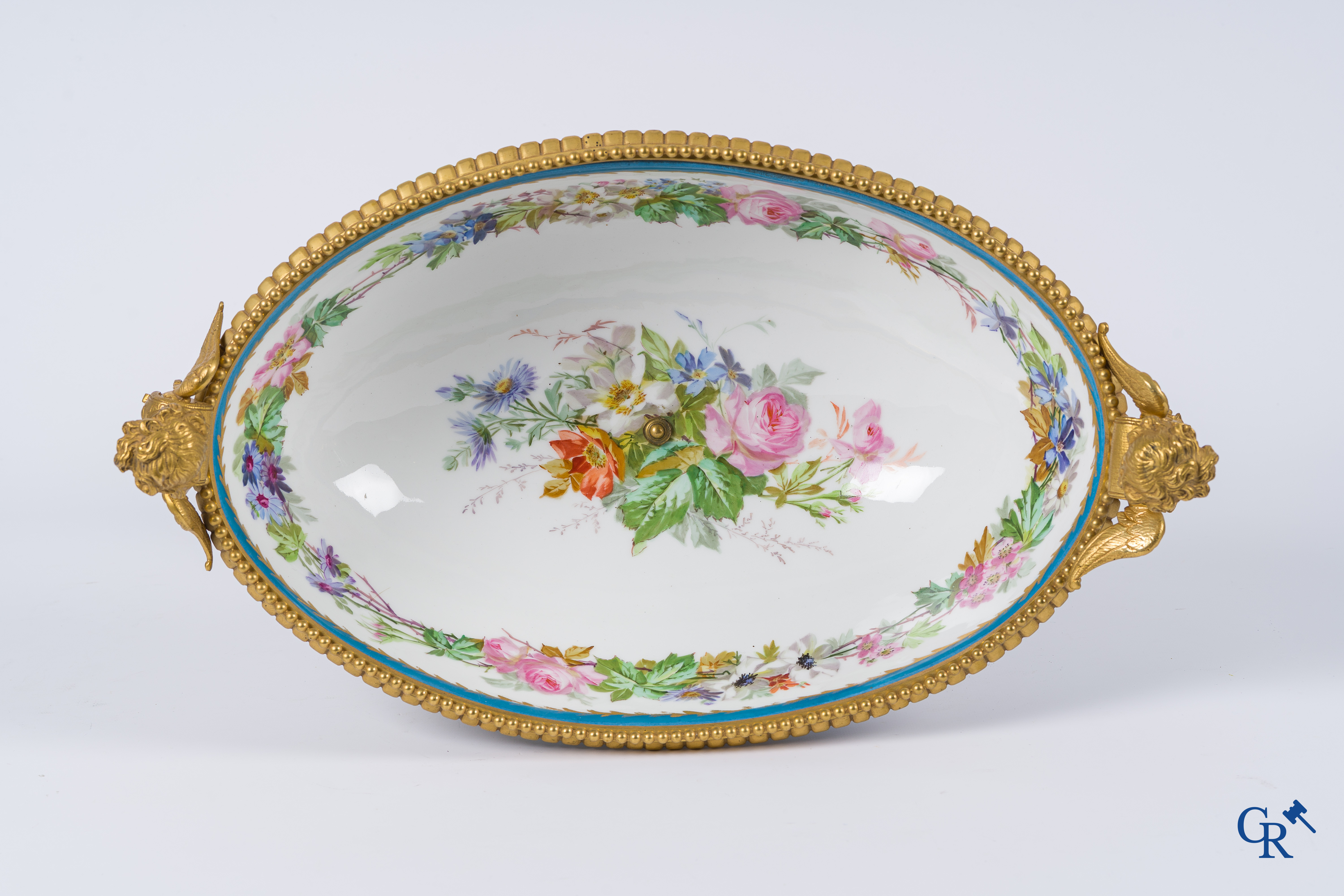 Sèvres. Important centre de table en porcelaine de Sèvres avec des montures en bronze doré. Style LXVI, vers 1900.