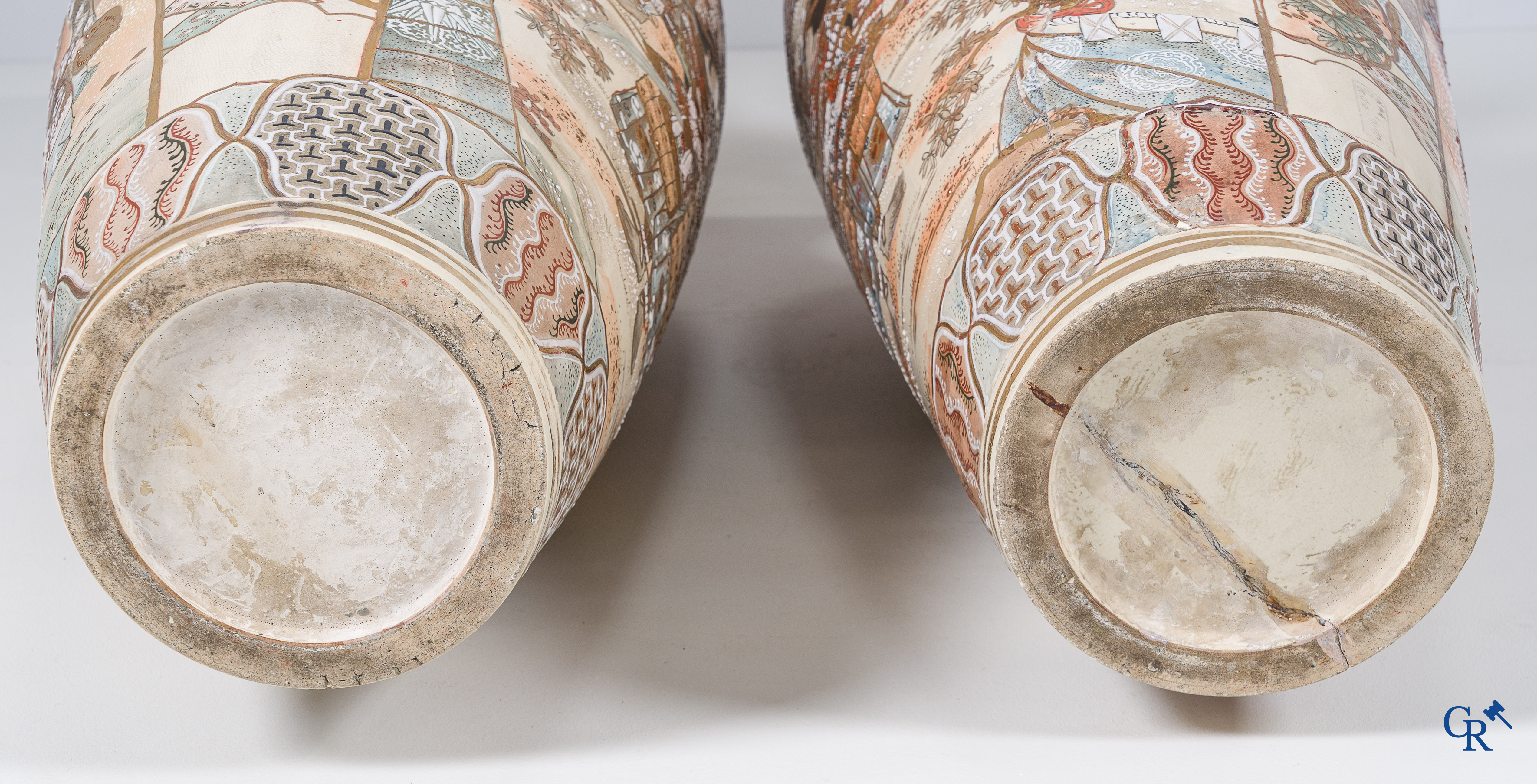 Art Asiatique. Art japonais. Exceptionnelle grande paire de vases Satsuma finement décorés. XIXe siècle.