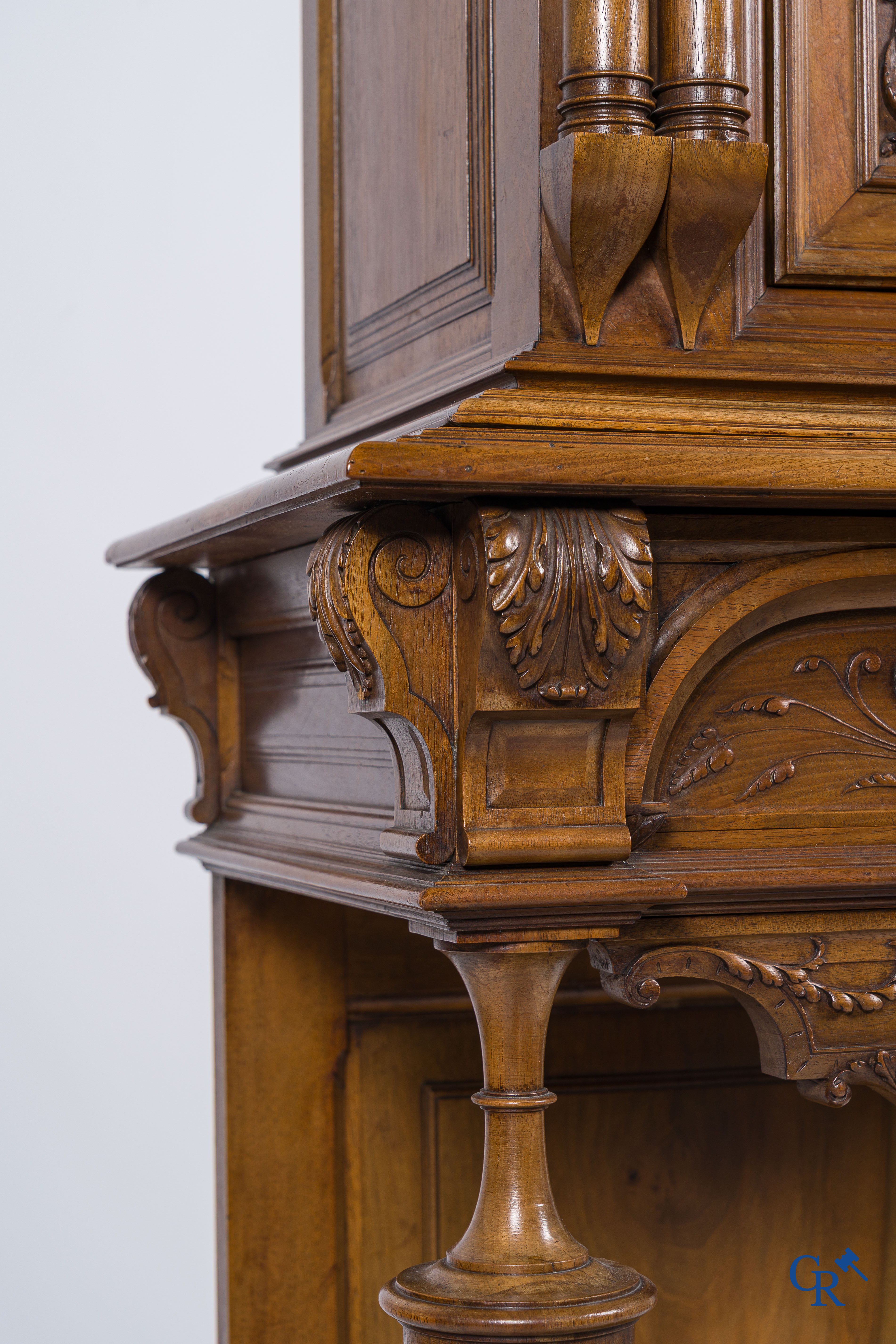 Mobilier. Meuble en noyer finement sculpté avec armoiries et masques. Style néo-Renaissance. Fin du 19ème siècle.