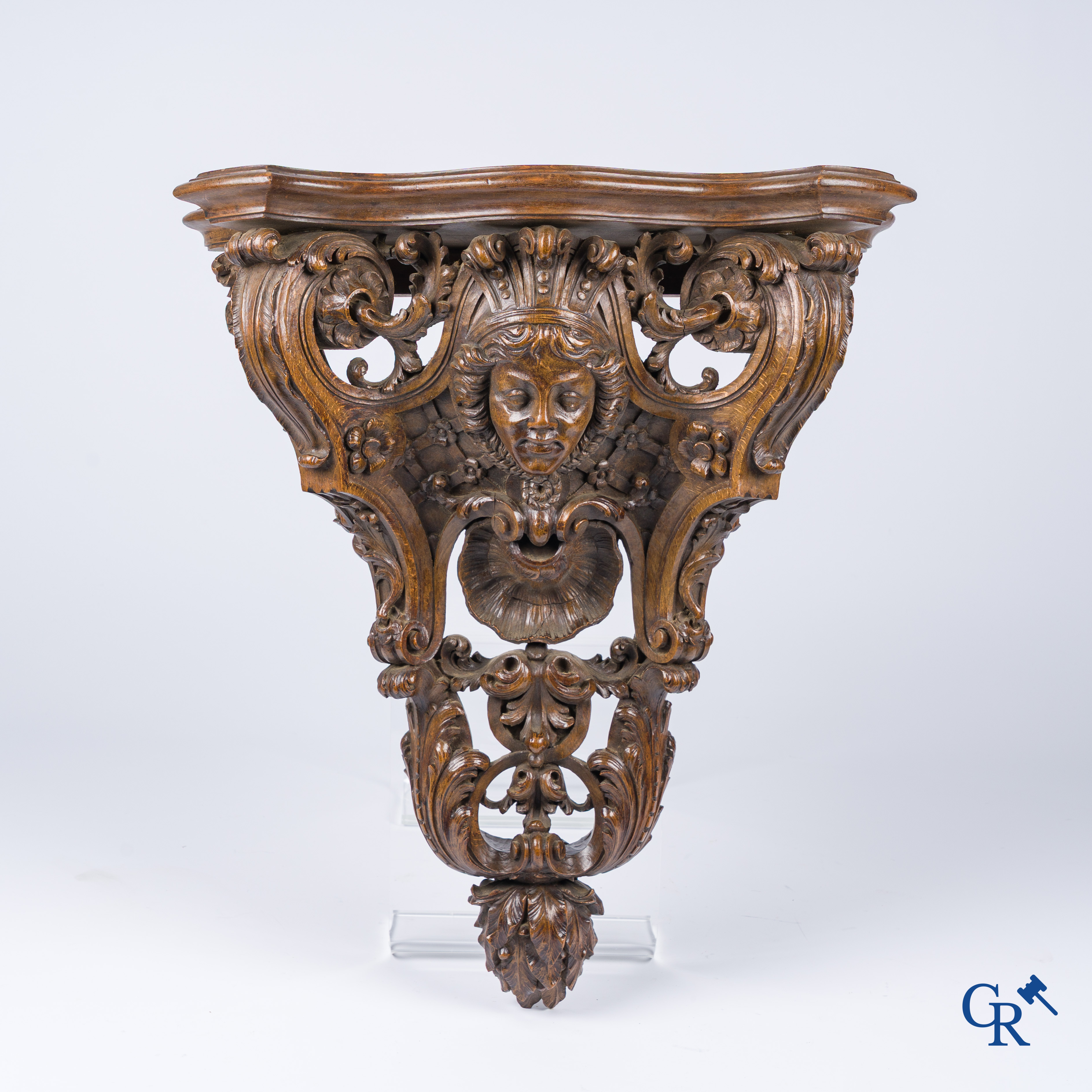 Une console murale de style Renaissance richement sculptée en noyer. XIXe siècle.