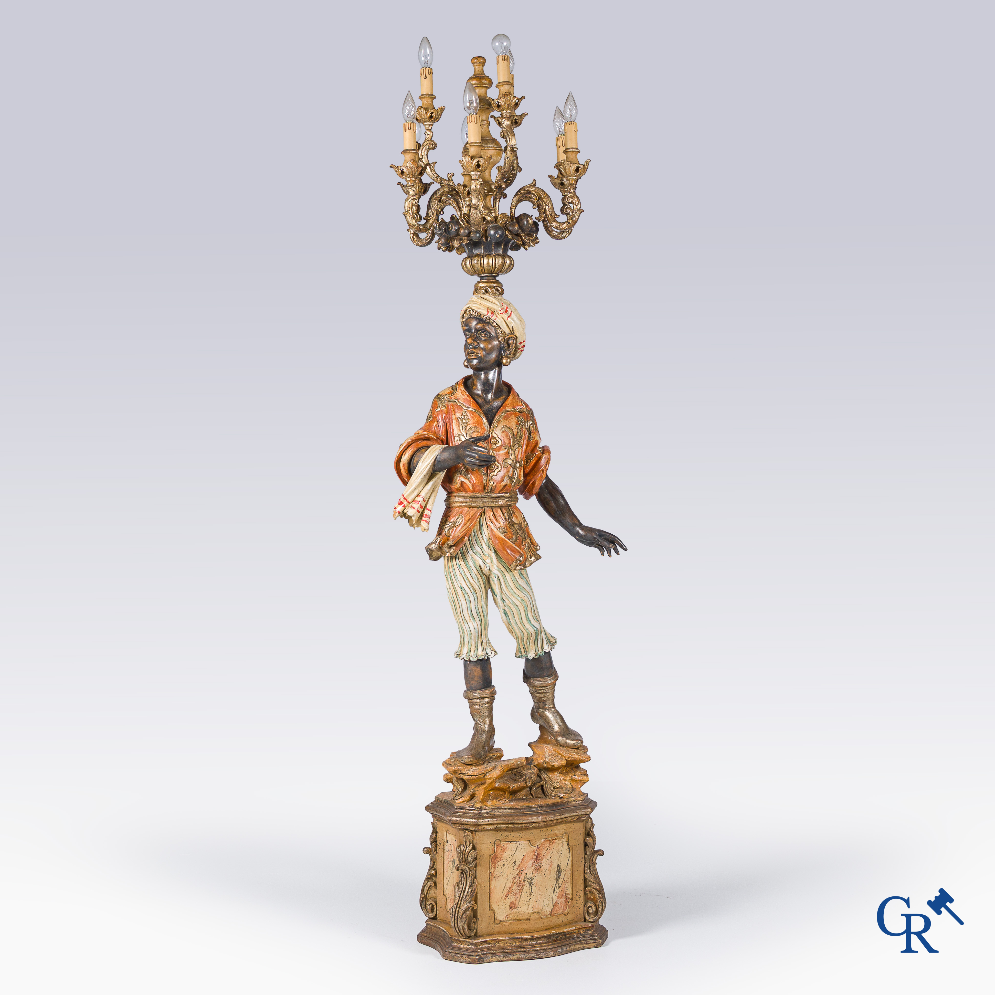 Moor debout en bois sculpté et polychromé servant de lampe. Travail italien, XXe siècle.