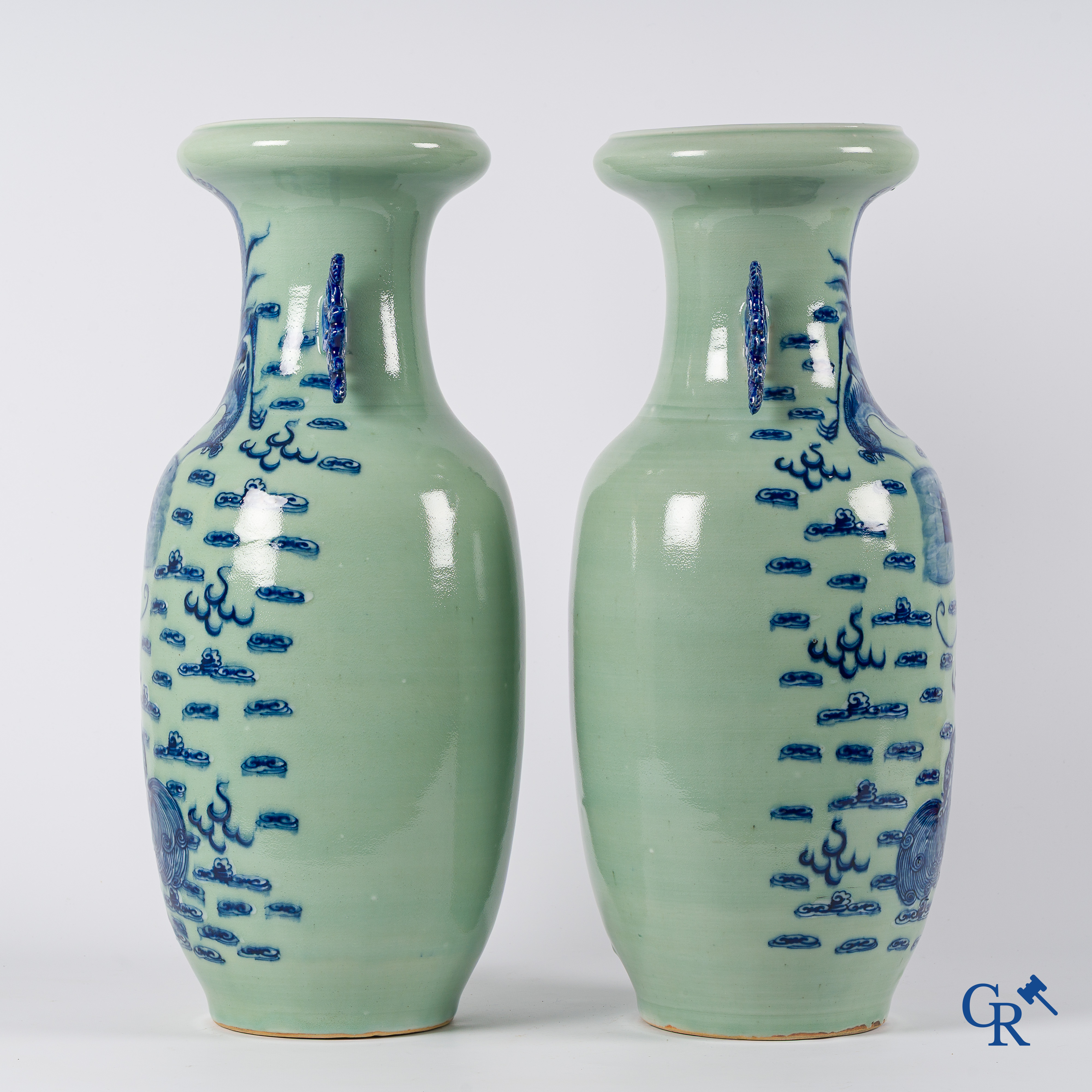 Art Asiatique. Porcelaine chinoise. Paire de vases céladon avec décor de dragons et un phénix. Chine, fin du 19ème siècle.