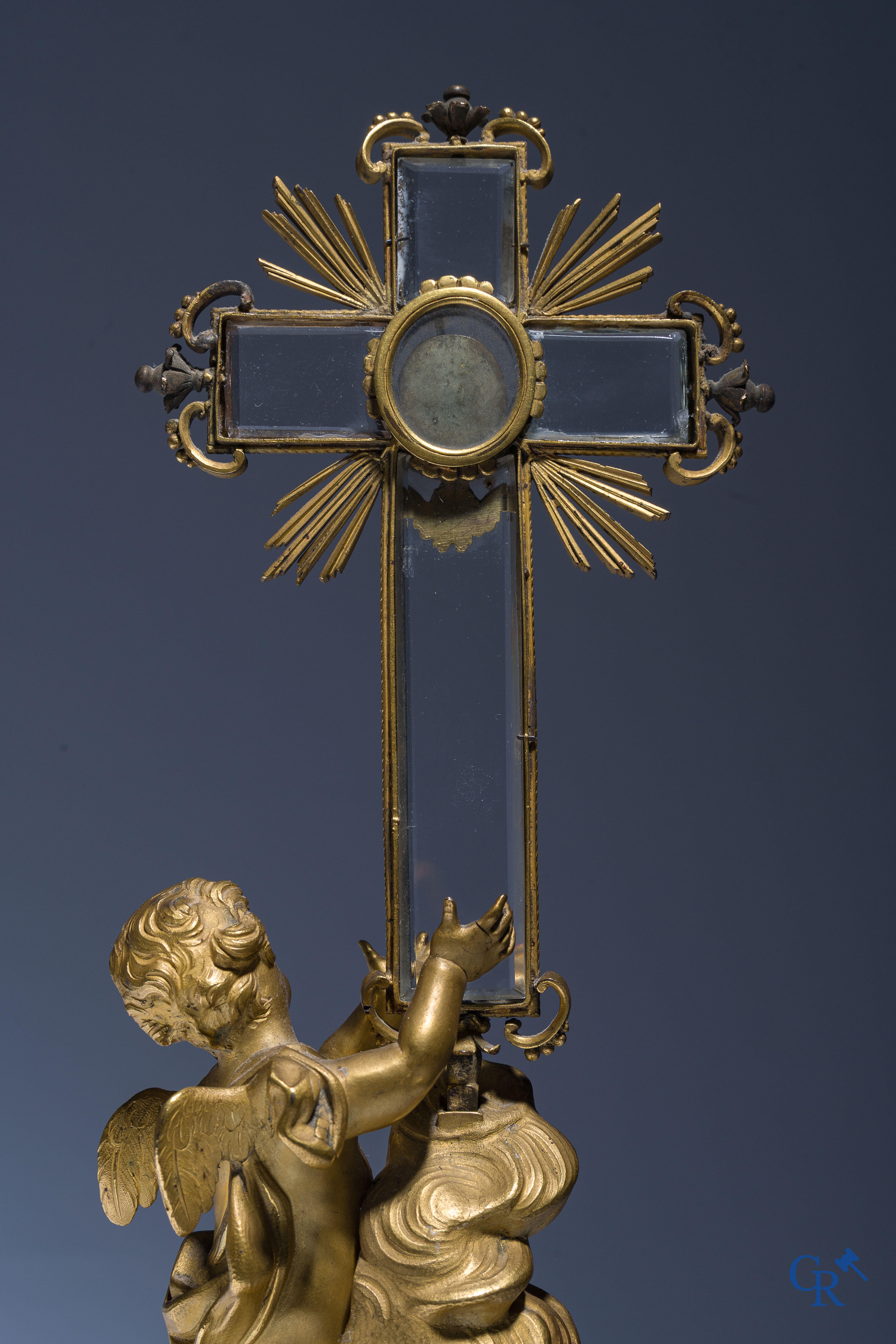 Reliquaire en bronze finement ciselé et doré. Croix sertie de cristal de roche taillé. Fin du XVIIIe siècle.
