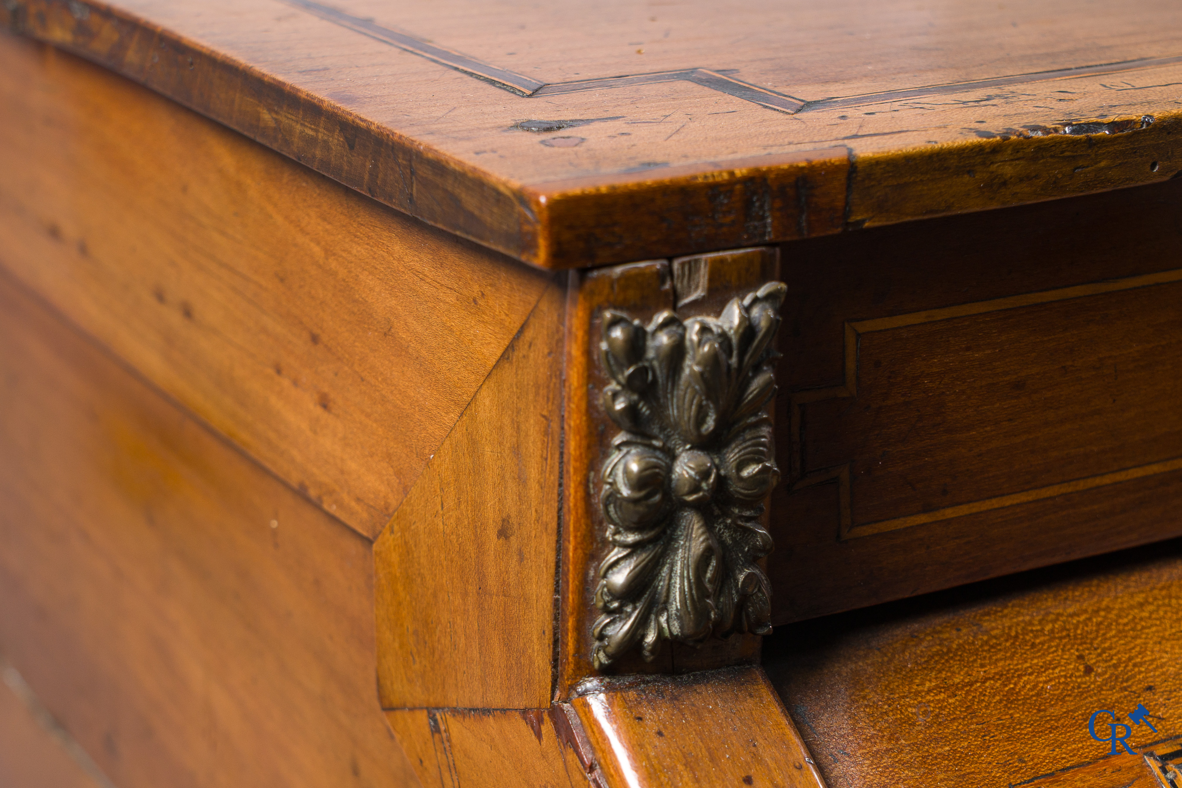 Epoque LXVI. Bureau à cylindre de dame en cerisier et marqueterie. France, fin XVIIIème.