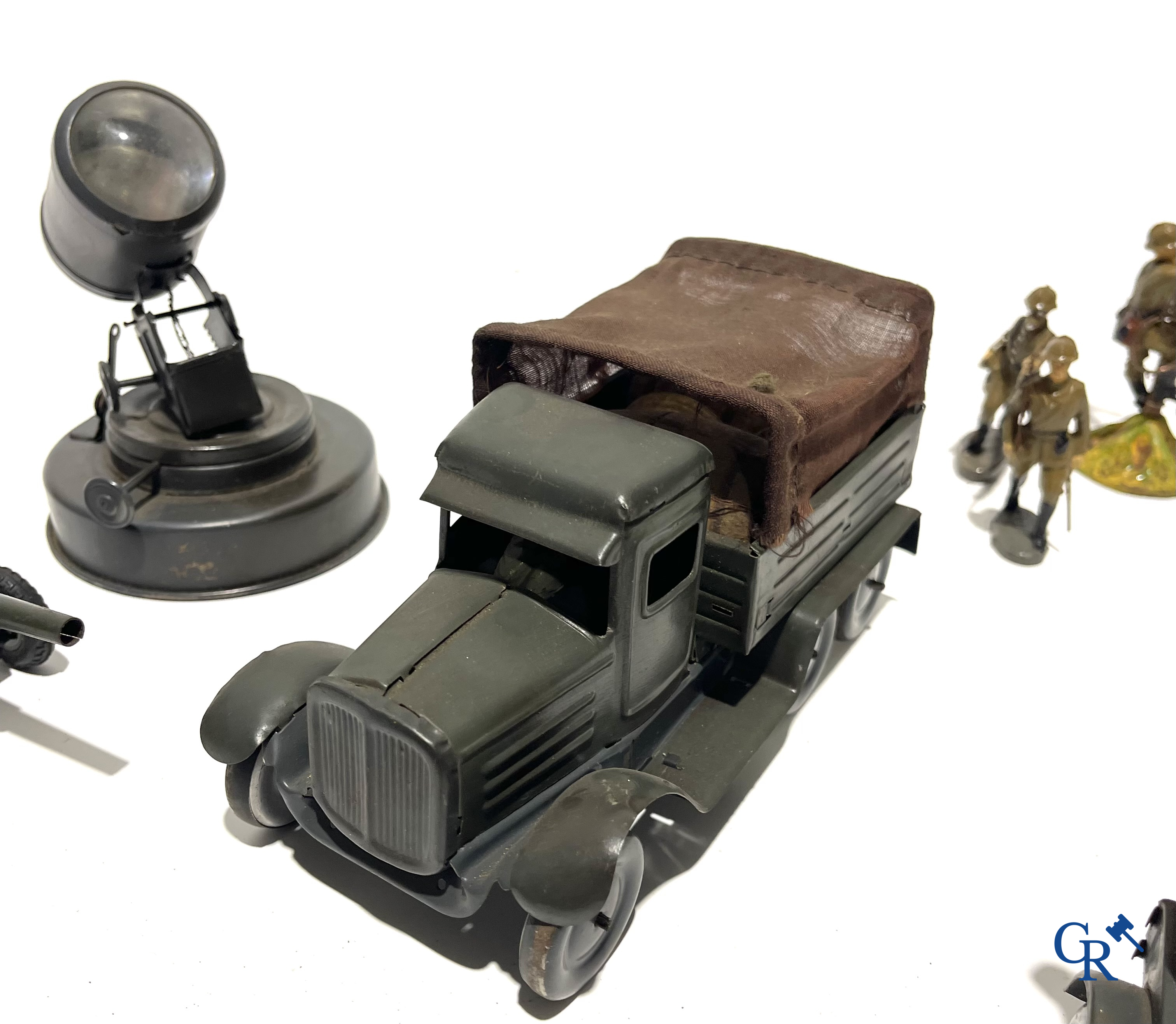 Jouets anciens. Lot de jouets militaires allemands exceptionnellement bien conservés en tôle lithographiée et des figurines en composite. Années '30-'40.
