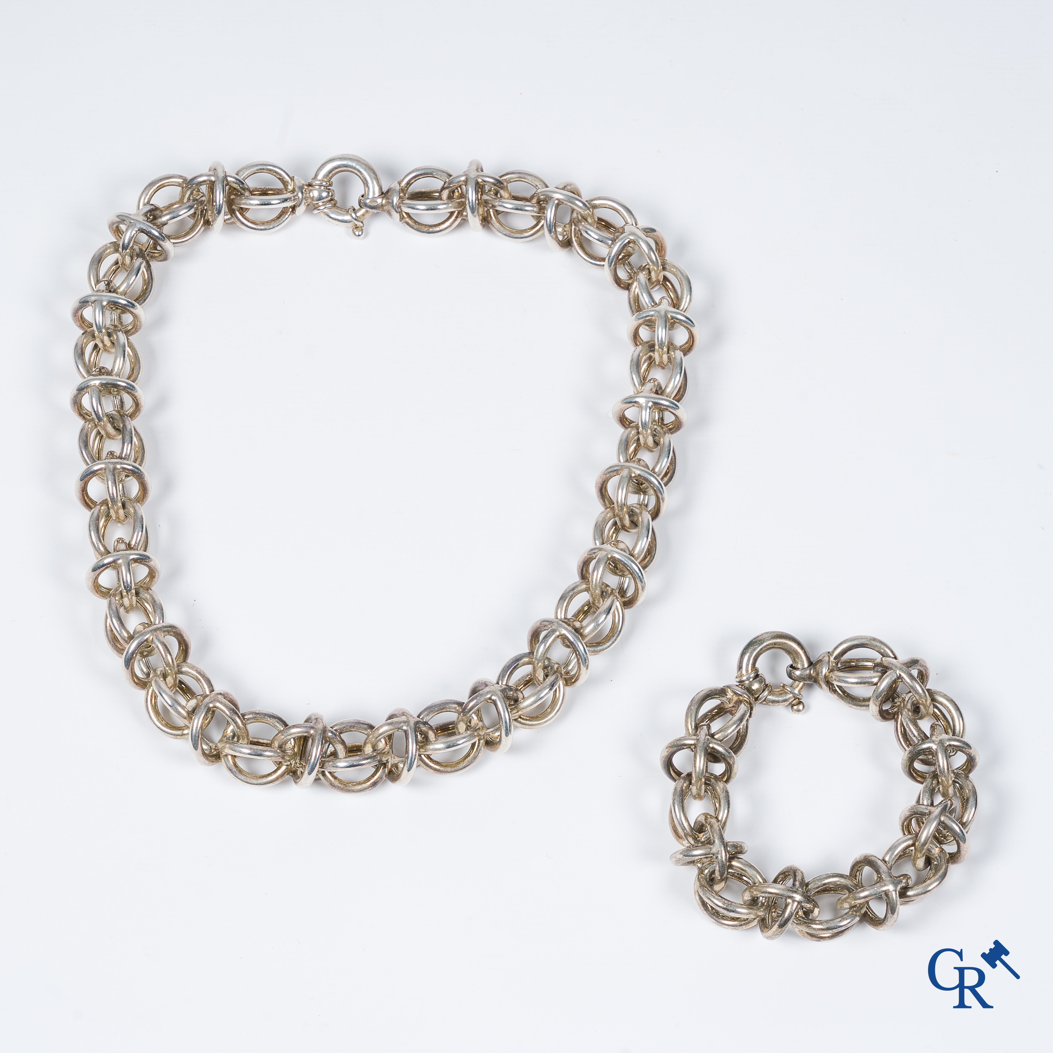 Juwelen. Een armband en halsketting in zilver.