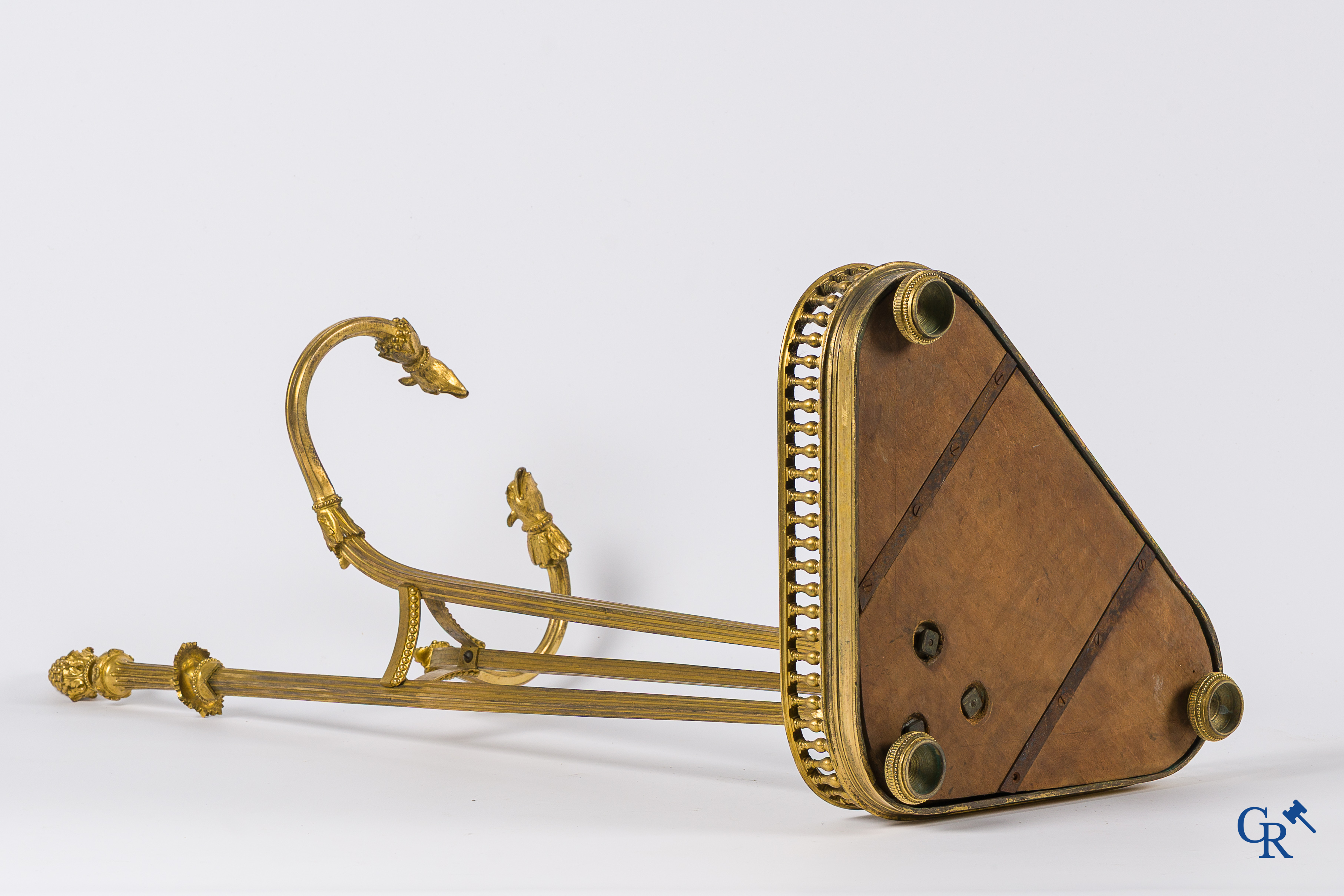Empire. Porte-parapluie à tête d'aigle en bronze finement ciselé et doré. France, vers 1810.