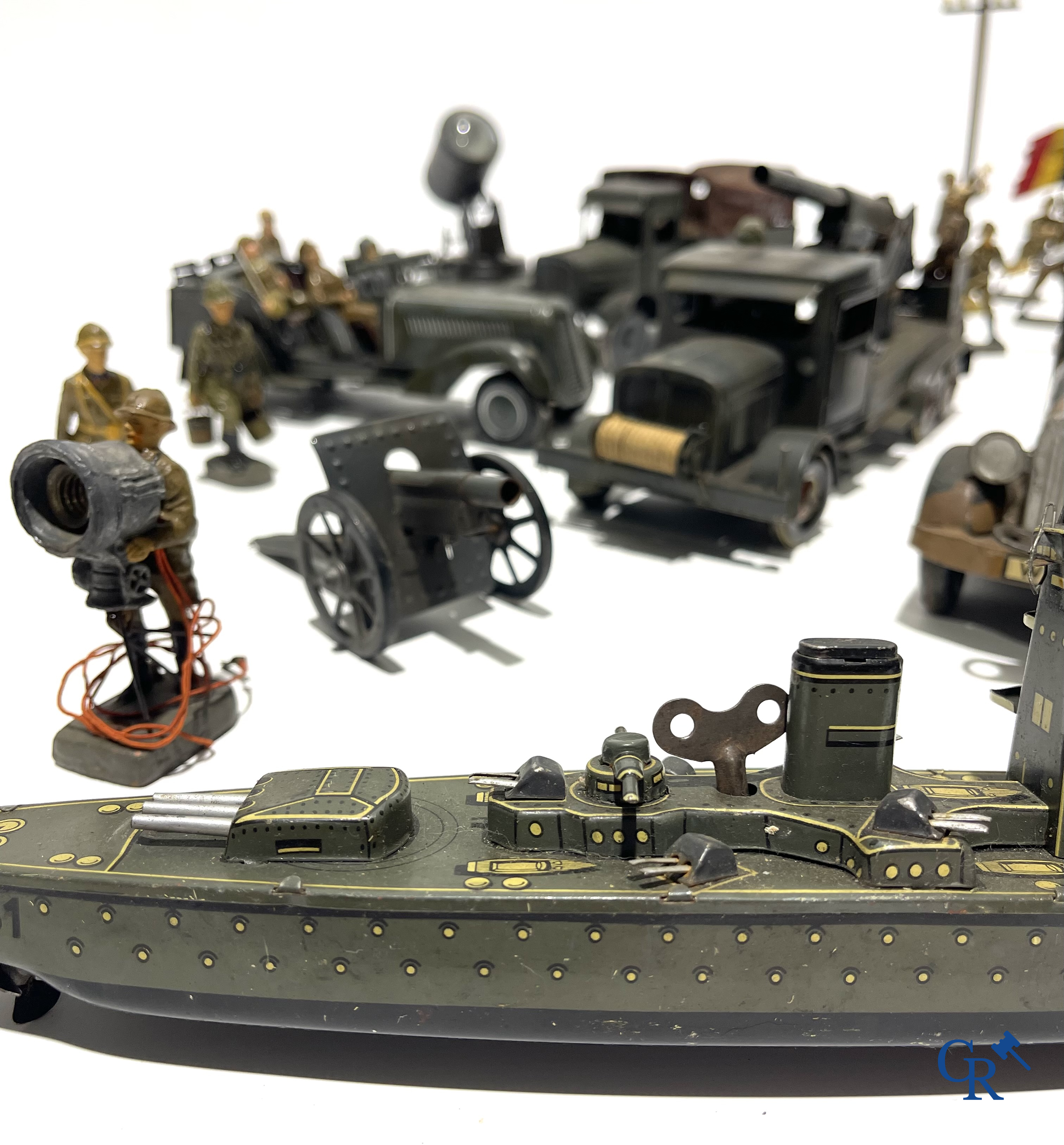 Jouets anciens. Lot de jouets militaires allemands exceptionnellement bien conservés en tôle lithographiée et des figurines en composite. Années '30-'40.