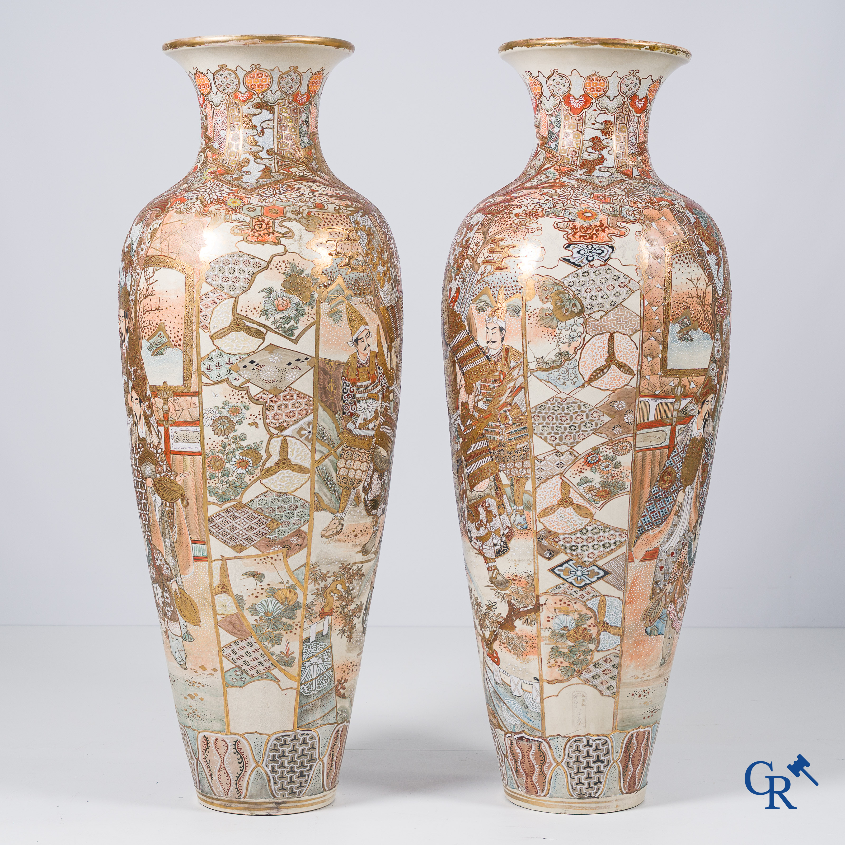 Art Asiatique. Art japonais. Exceptionnelle grande paire de vases Satsuma finement décorés. XIXe siècle.
