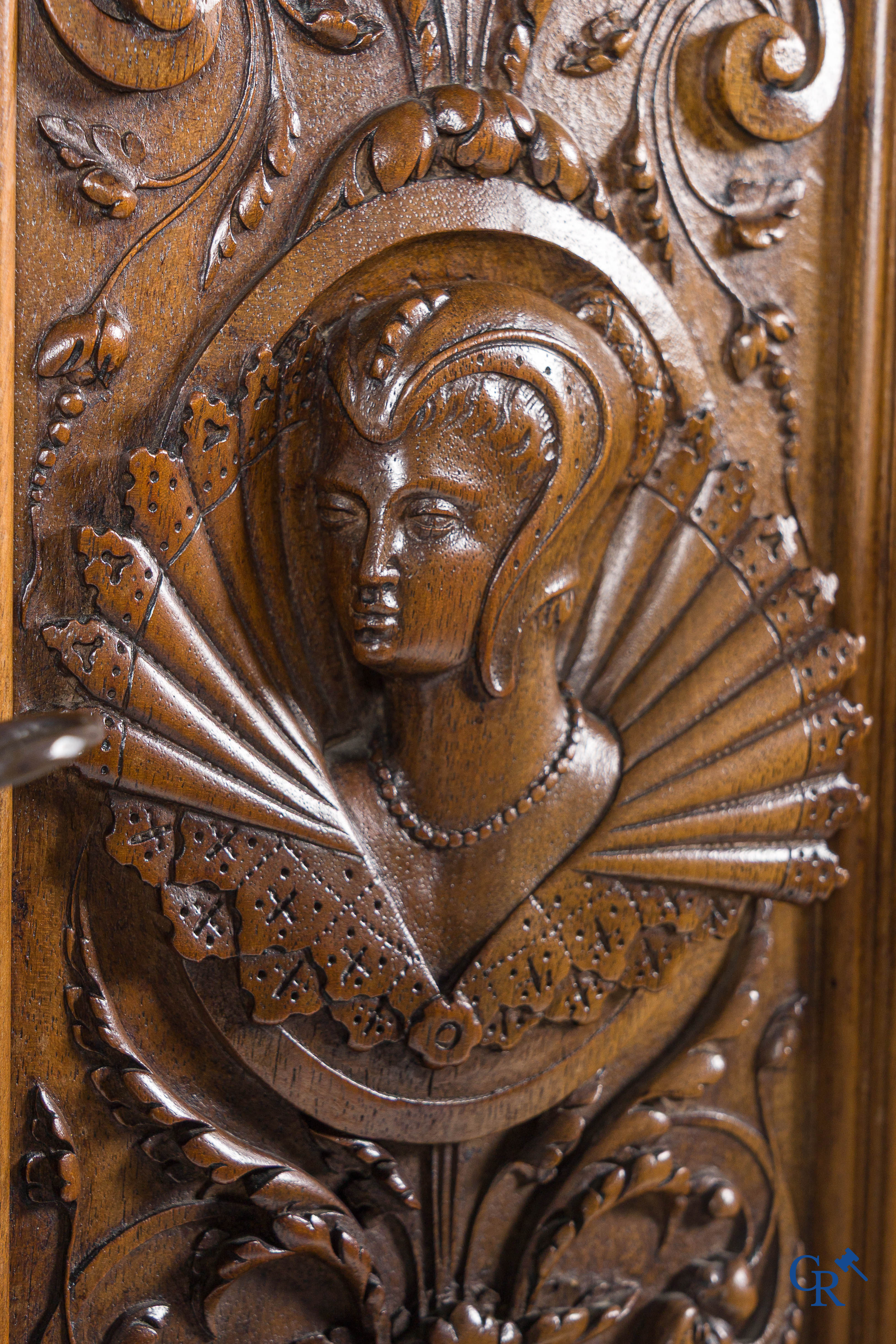 Mobilier. Meuble en noyer finement sculpté avec armoiries et masques. Style néo-Renaissance. Fin du 19ème siècle.