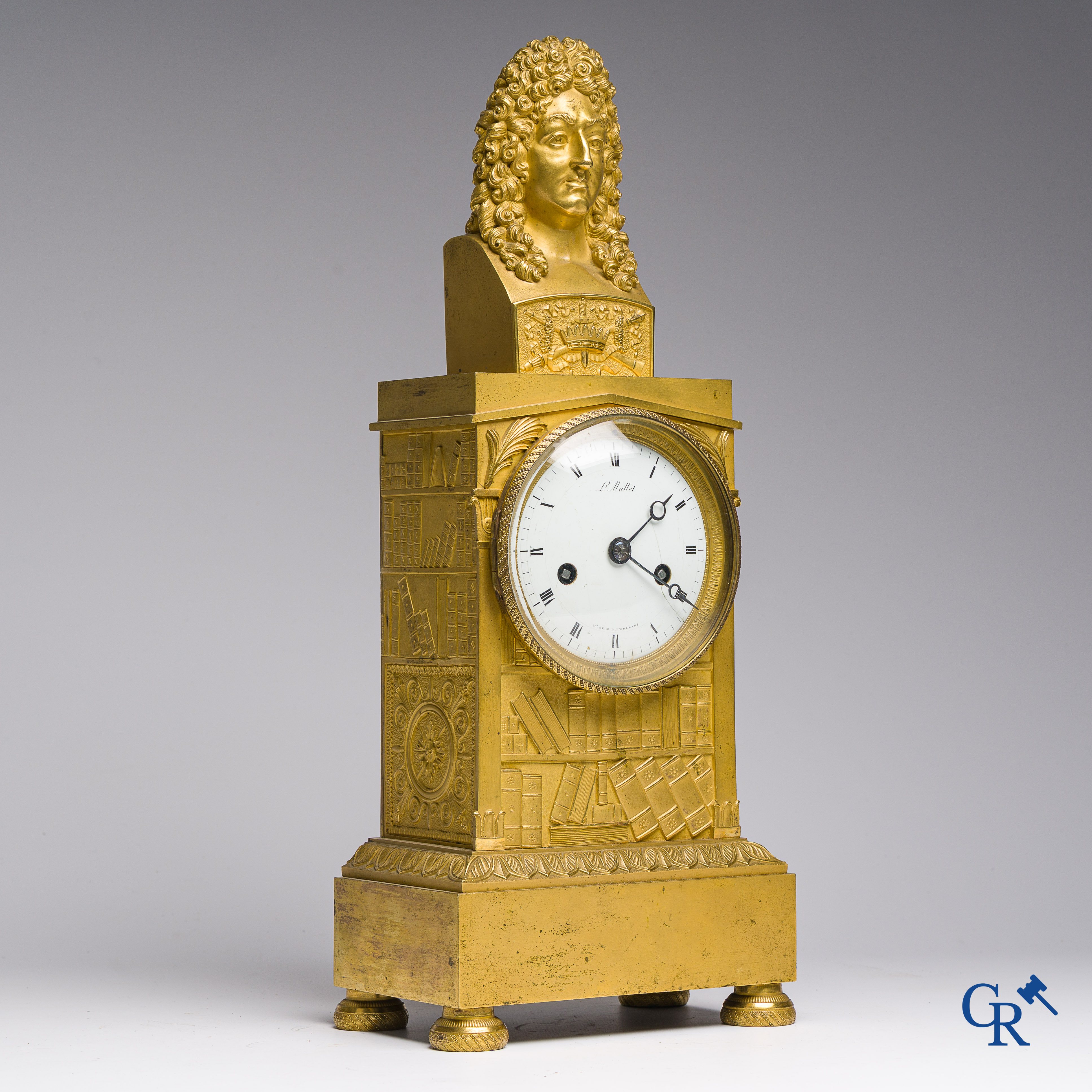 Fijn geciseleerde en vergulde bibliotheek pendule in brons. Gesigneerd Ls Mallet, Hr de M.D. D'Orléans. Circa 1830.