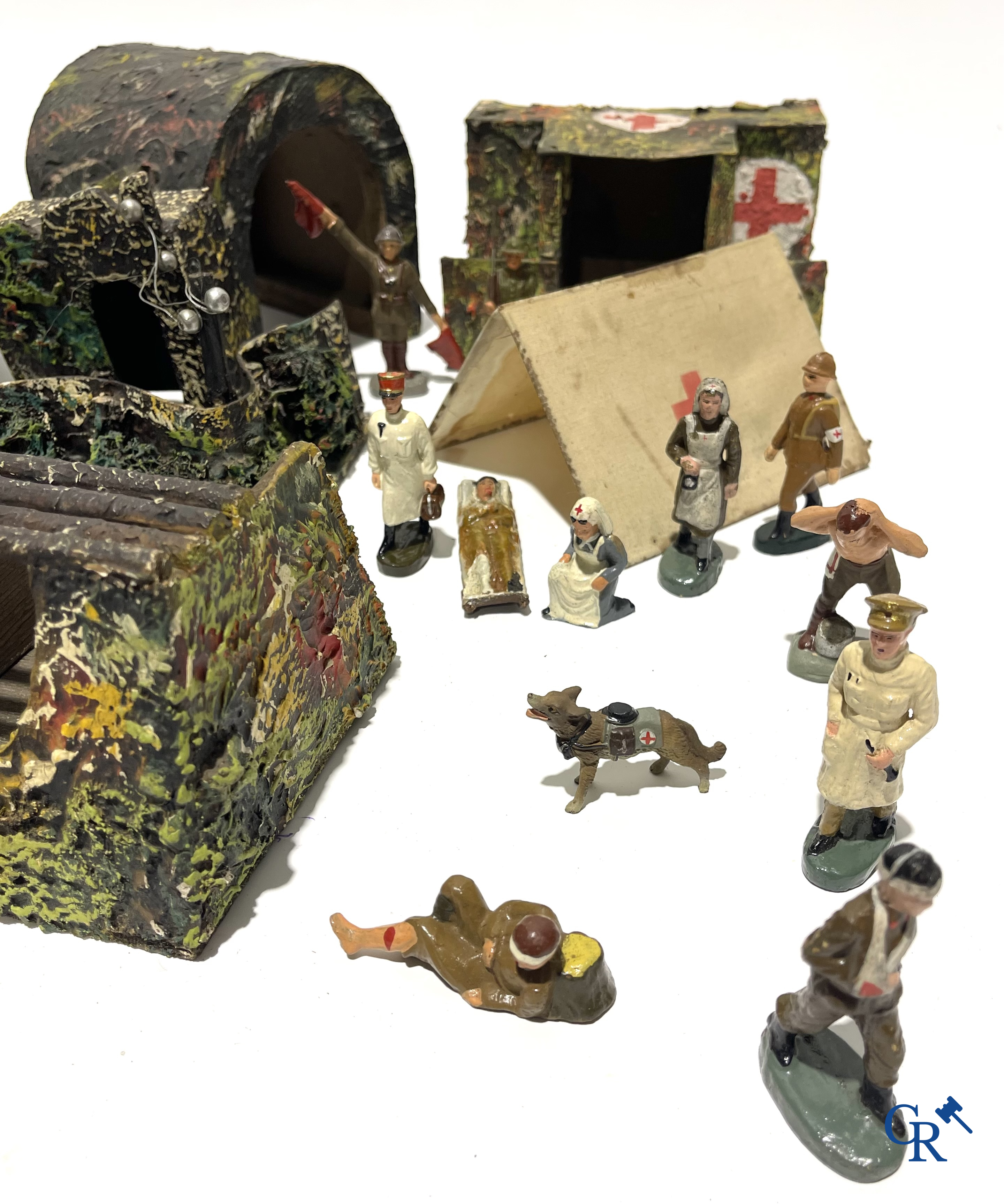 Grand nombre de jouets militaires ancien. Chars Gamma, figurines en composite, bunkers, tranchées, hôpital de campagne, etc. Années 1930-40.