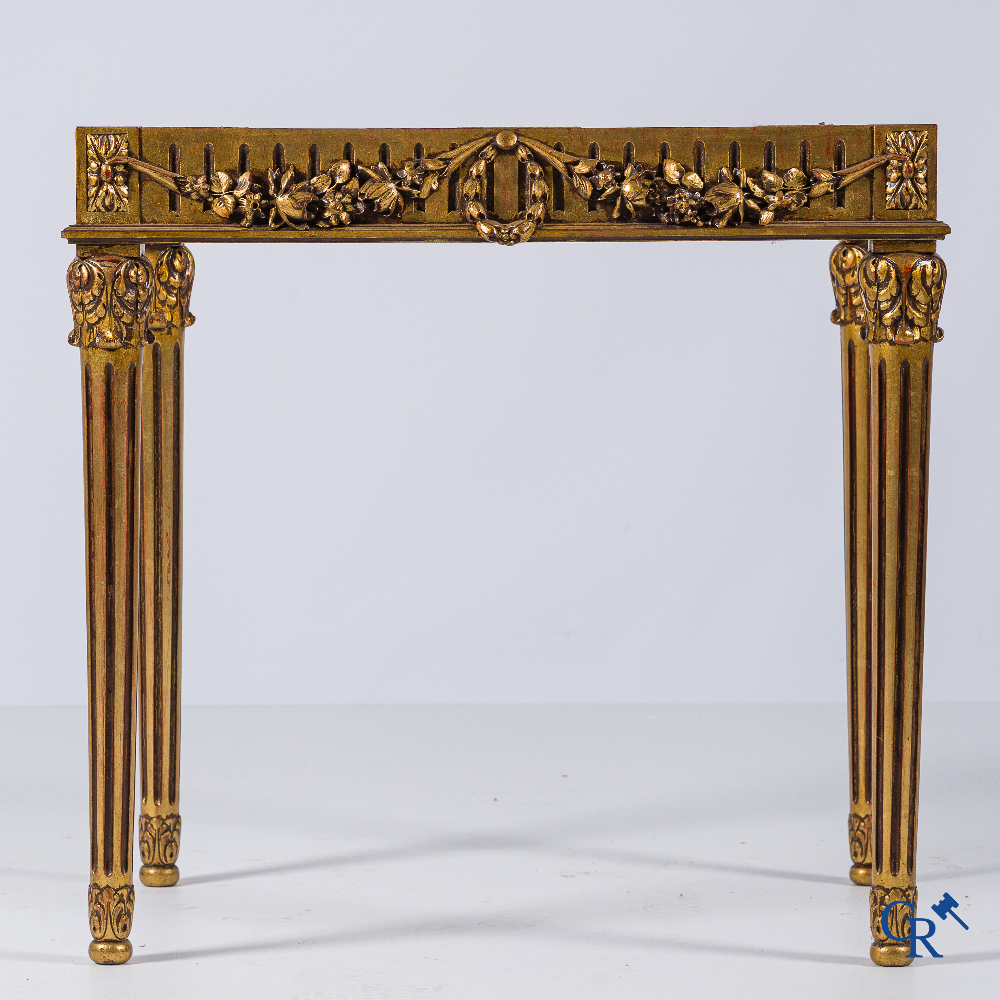 Mobilier. Salon de 6 pièces en bois sculpté et doré. Style LXVI. vers 1900.