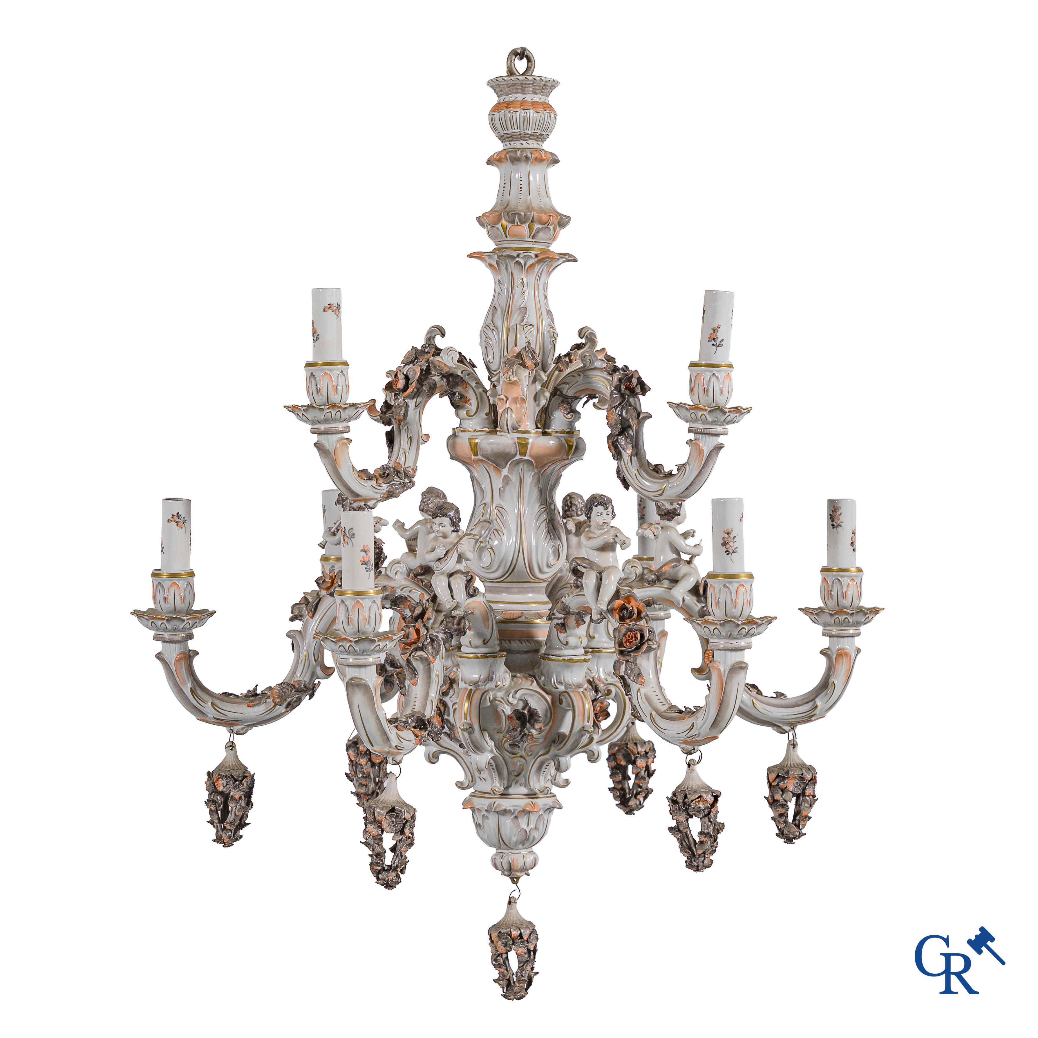 Porcelaine de Saxe. Von Schierholz. Grand lustre avec putti musical en porcelaine allemande polychrome. Marqué.