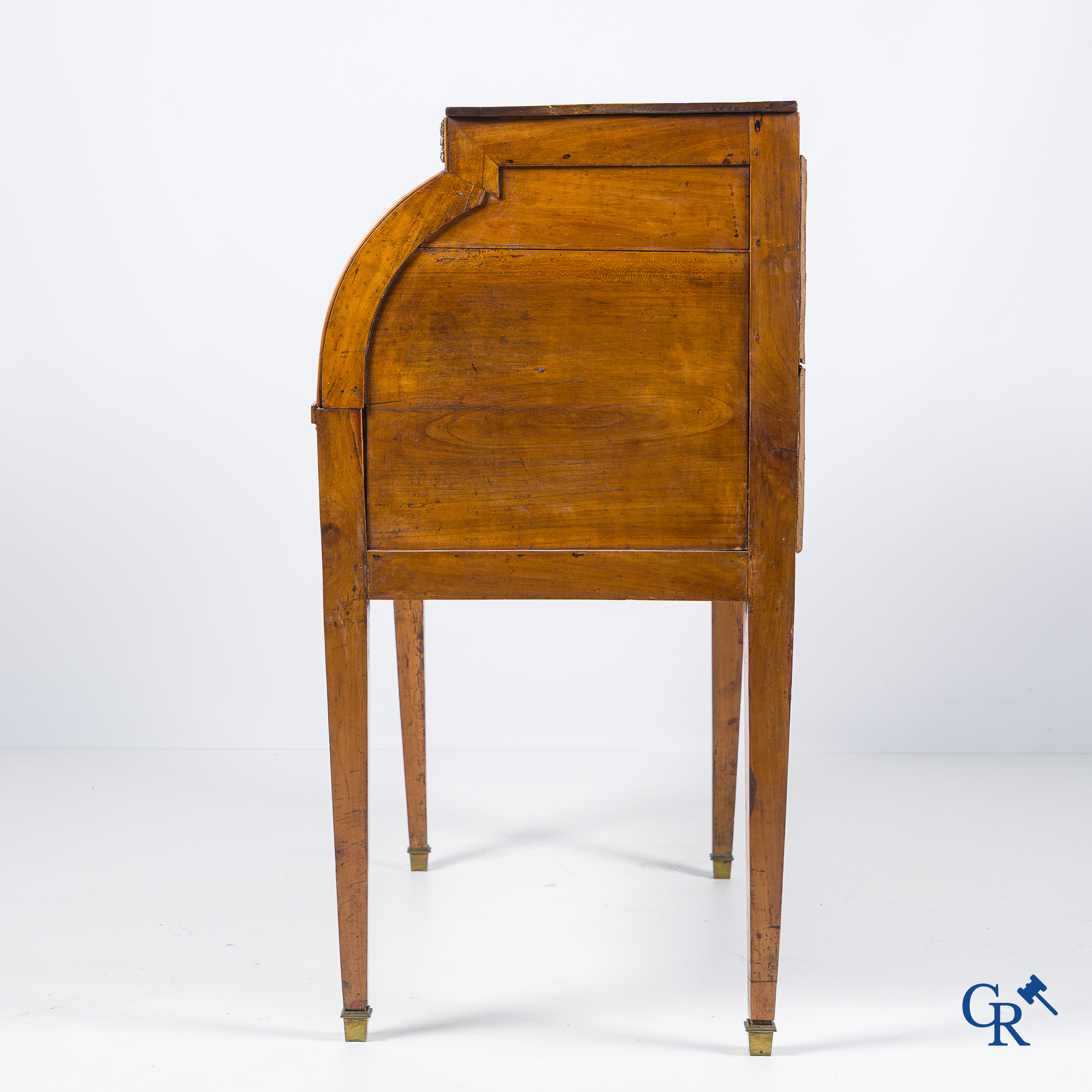 Epoque LXVI. Bureau à cylindre de dame en cerisier et marqueterie. France, fin XVIIIème.