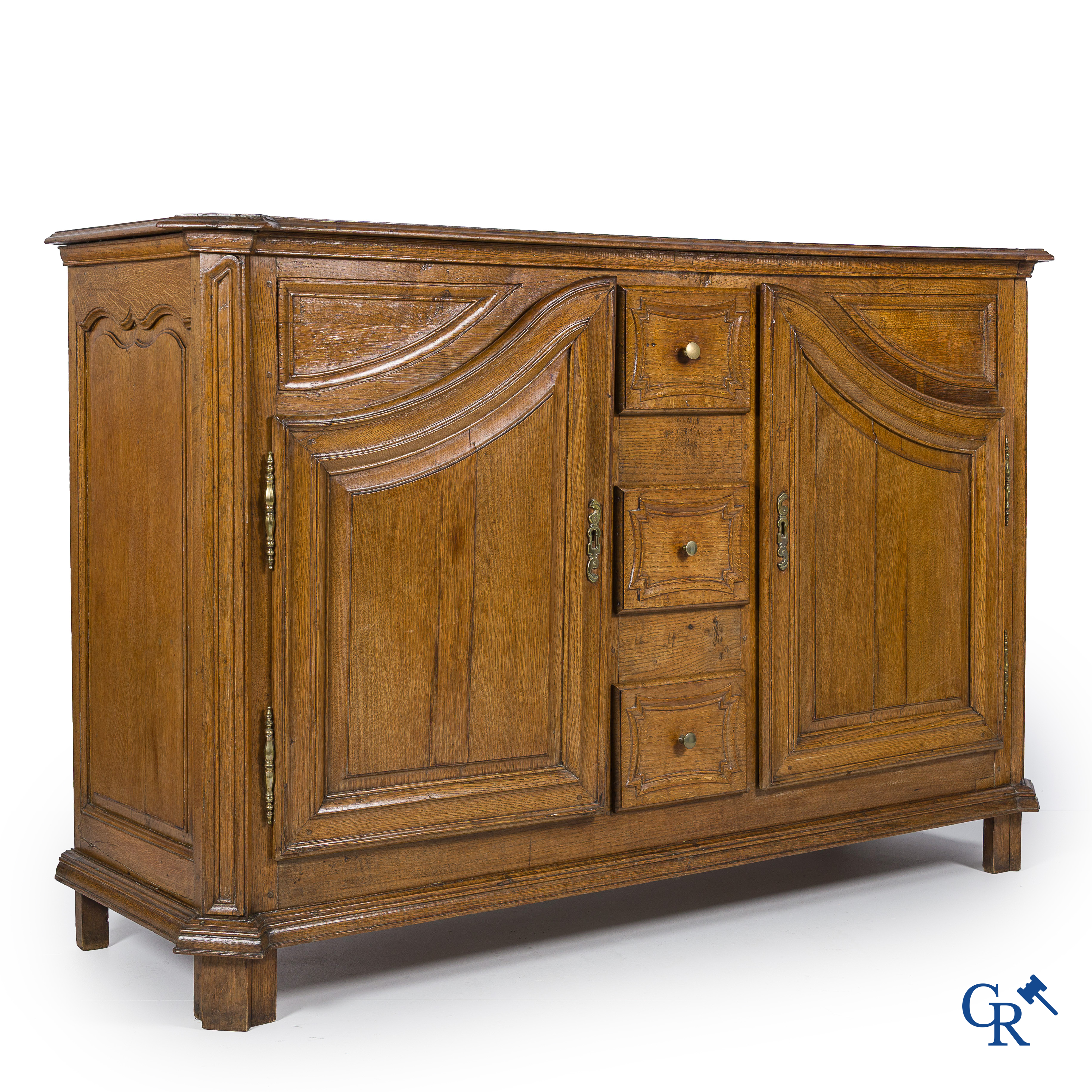 Mobilier. Beau buffet en chêne avec portes courbes. France, Fin du XVIIIème siècle.