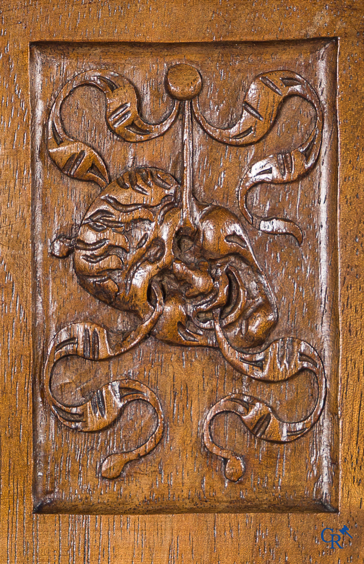Mobilier. Meuble en noyer finement sculpté avec armoiries et masques. Style néo-Renaissance. Fin du 19ème siècle.