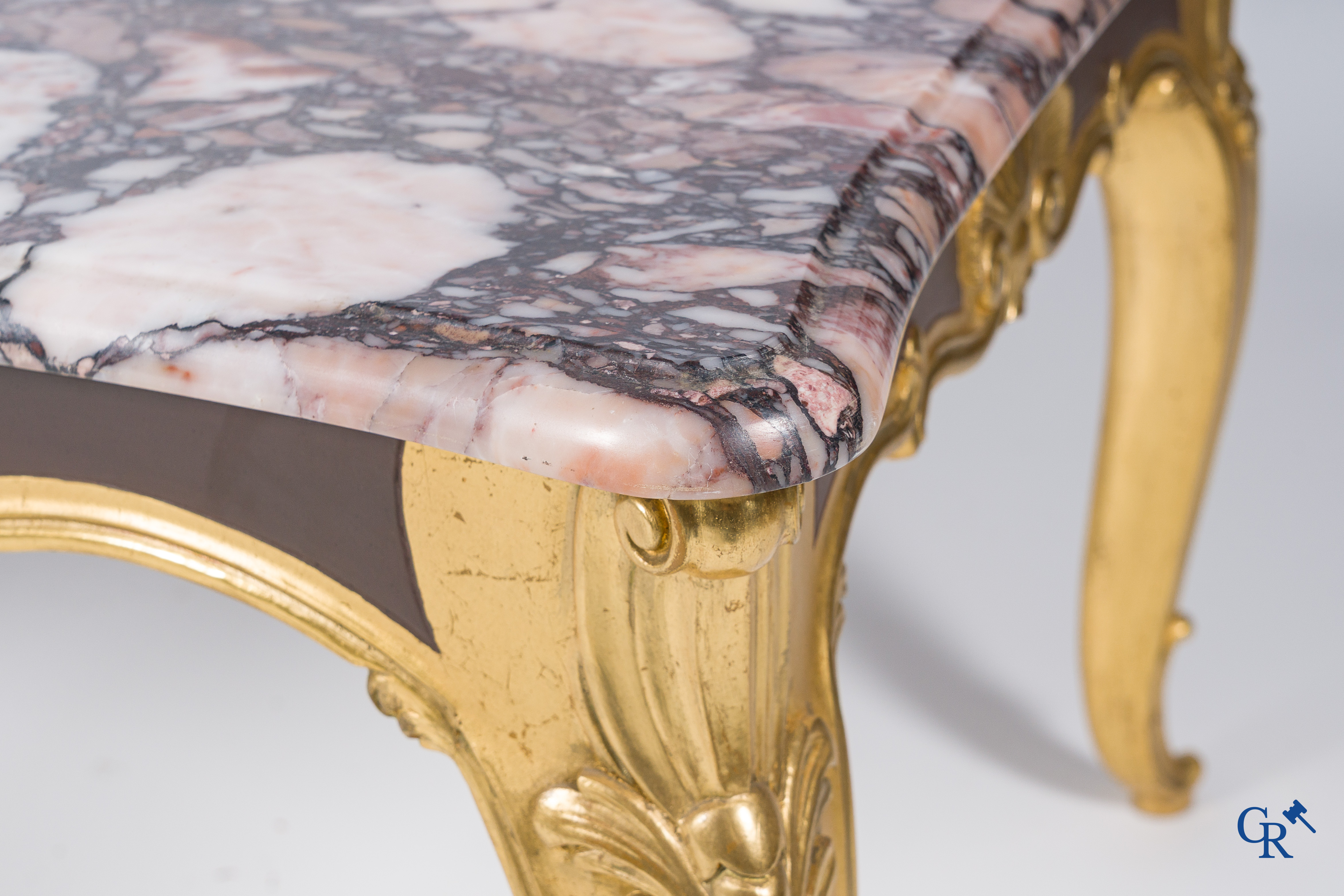 Mobilier. Table basse en bois doré et plateau en marbre et 2 chaises avec cannage. Style LXV.