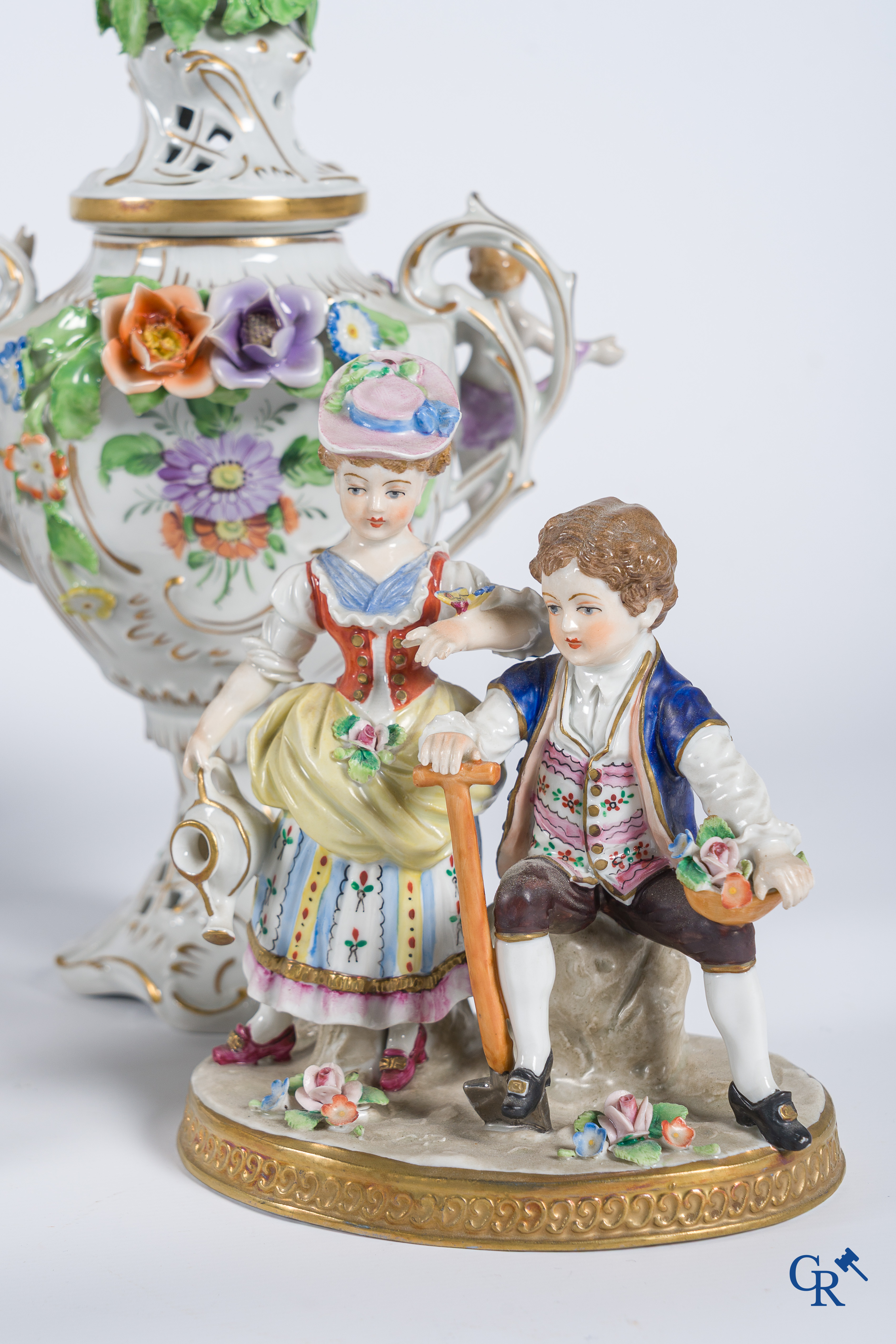 Beau lot de divers sujets en porcelaine. Porcelaine de Saxe, Ladro, etc. (11 pièces)
