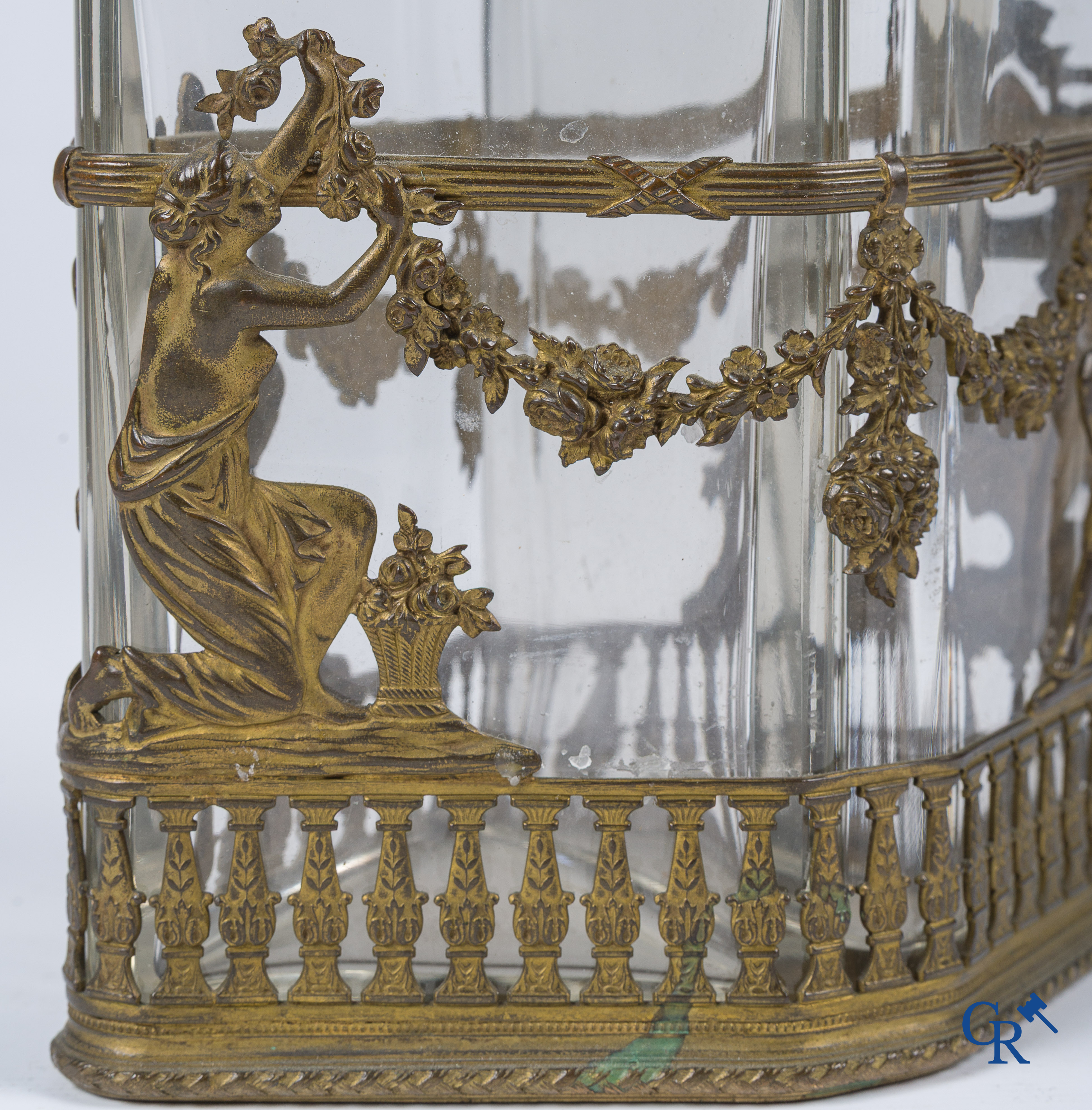 Cave à parfum à deux grands flacons en cristal taillé et bronze doré. Vers 1900.