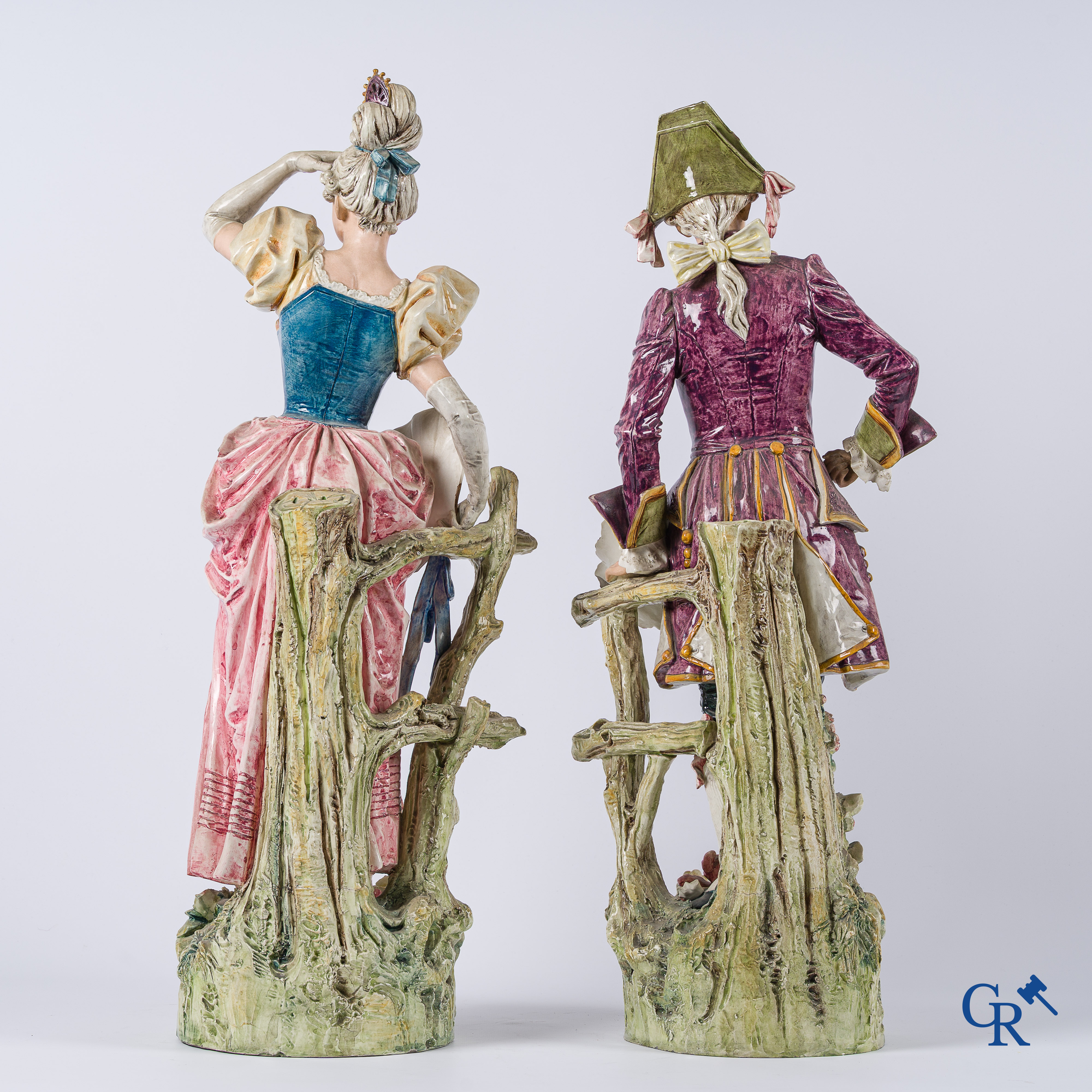 Paire de grand sujets. Marquis et marquise en faïence polychrome, vers 1900.