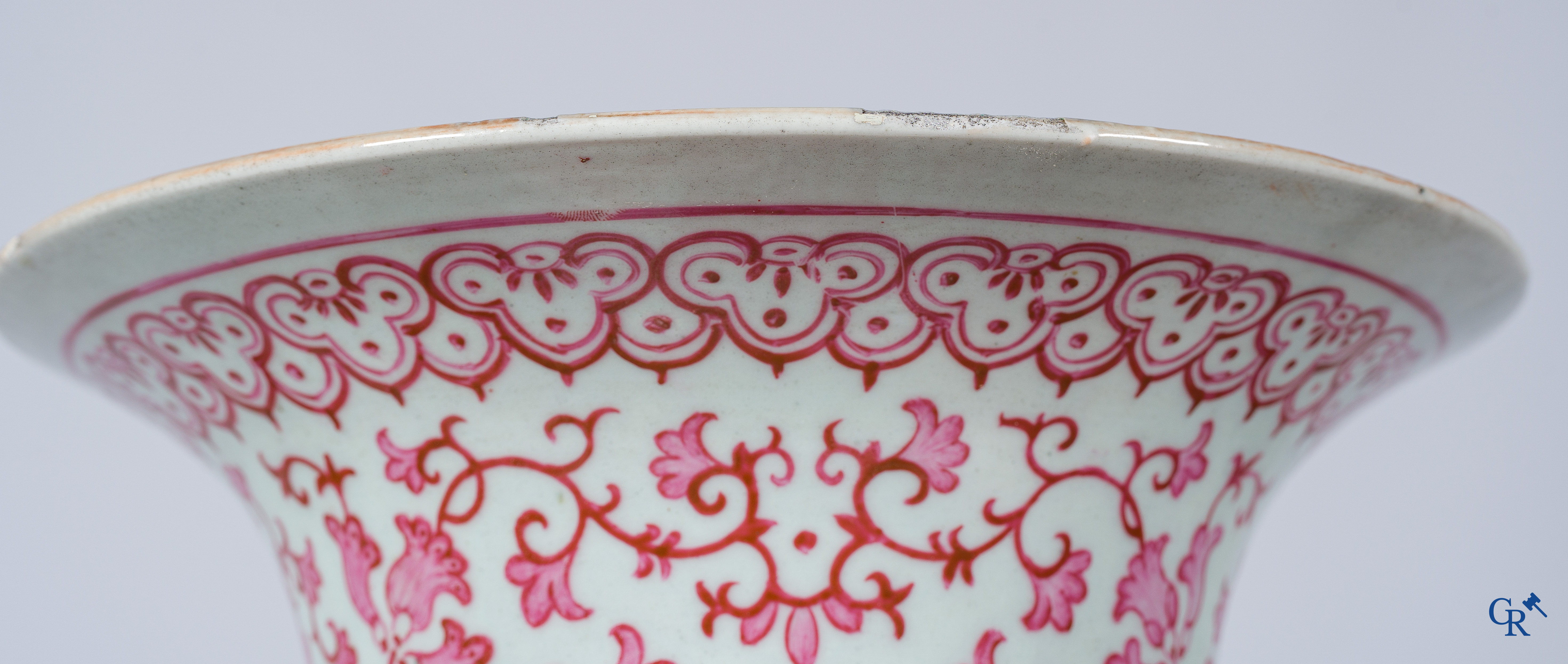 Art Asiatique. Porcelaine chinoise. Grand vase balustre aux motifs violet-rose "puce". 19ème siècle.