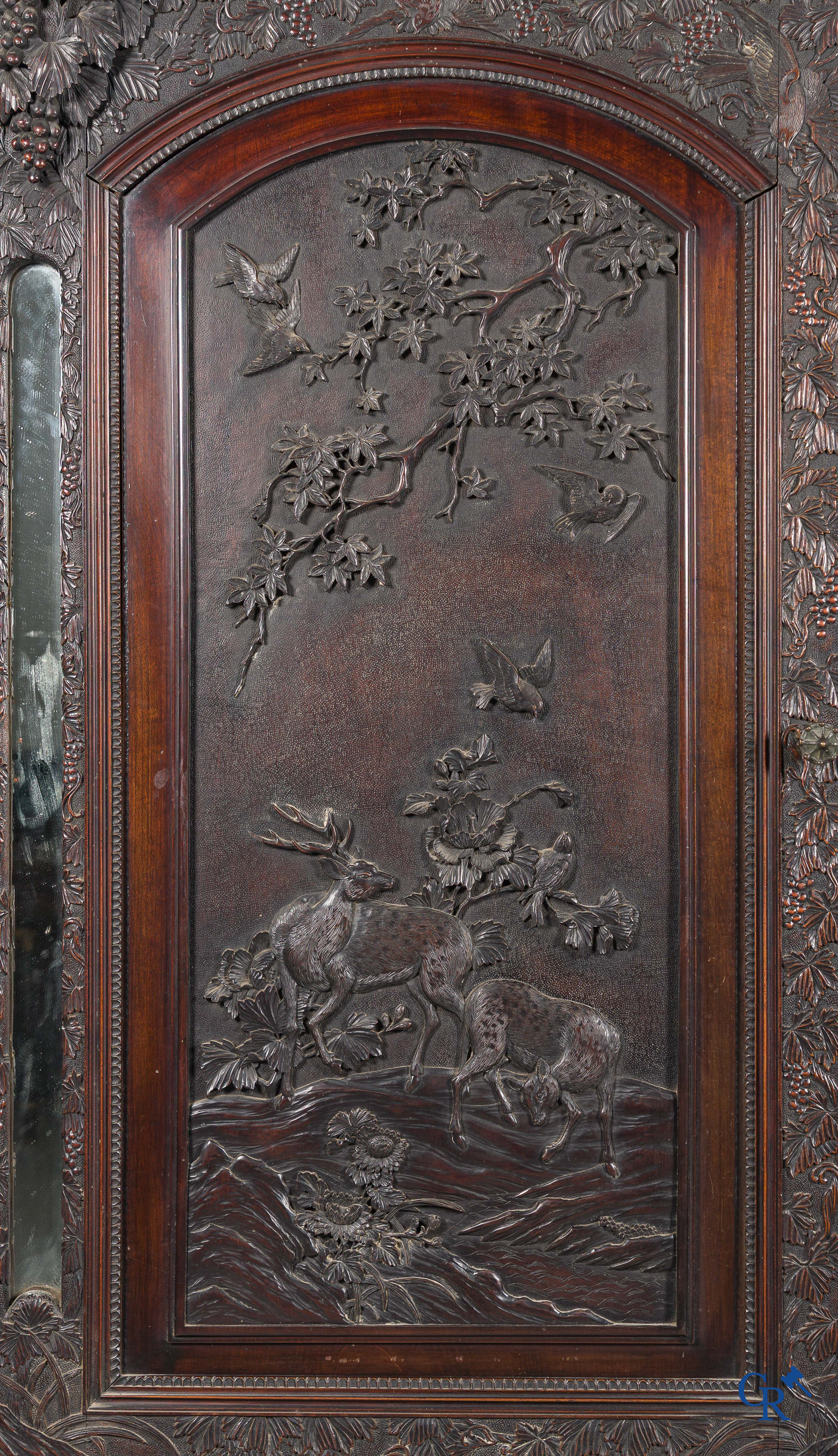 Art Asiatique. Exceptionnel et impressionnant meuble avec des panneaux chinois finement sculptés. XIXe siècle.
