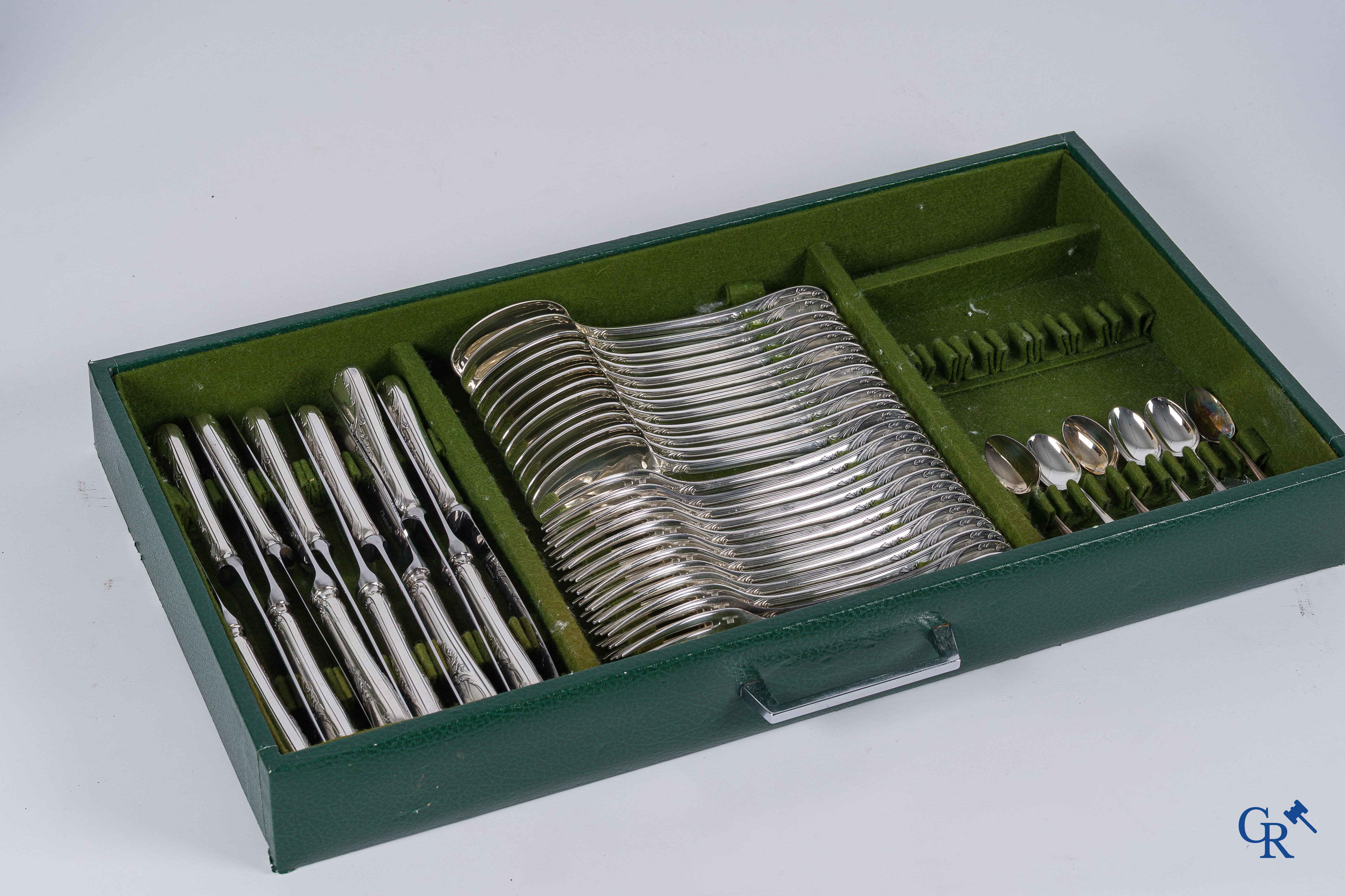Christofle France. Coffret à couverts composé de 72 couverts en métal argenté. Modèle Marly. Signé.