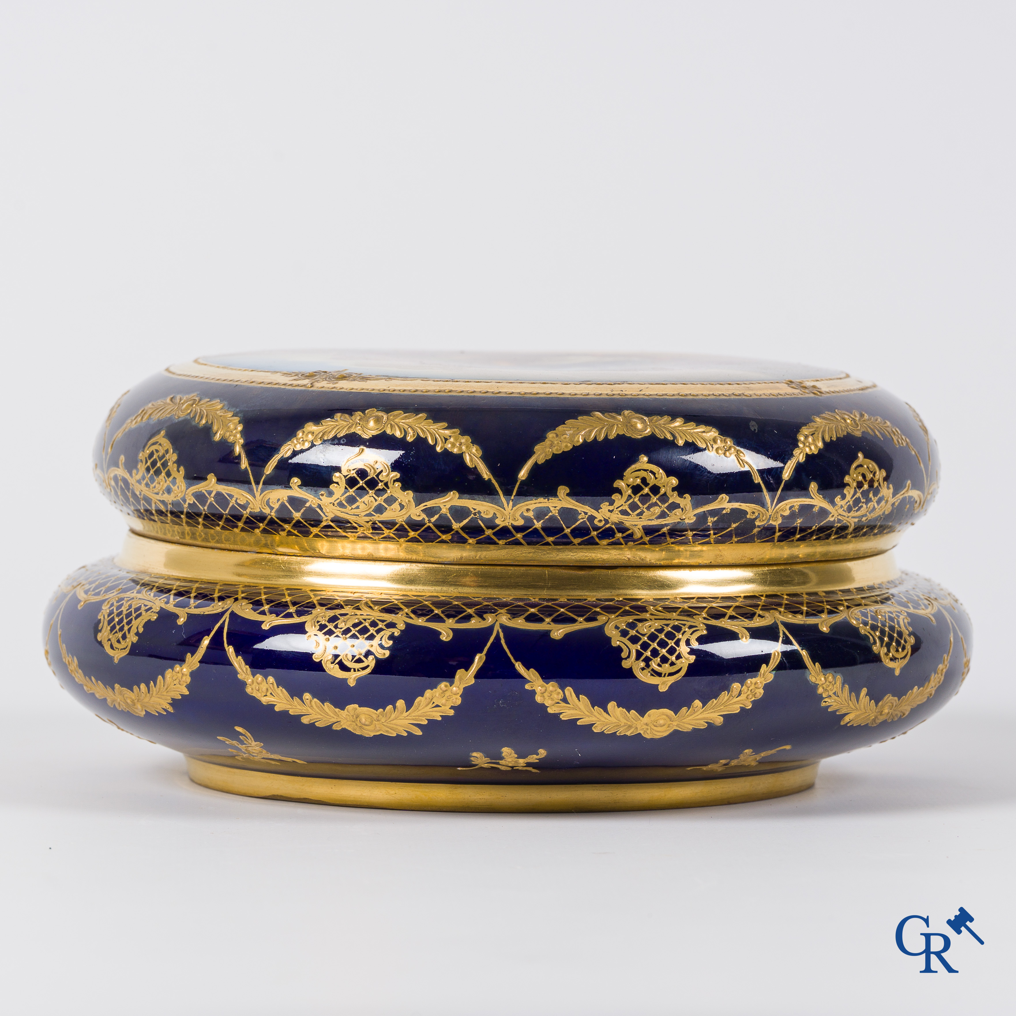Porcelaine de Vienne. Grande boîte à couvercle rond en porcelaine de Vienne. "L'évasion de Paris et d'Hélène" Signé Wagner.