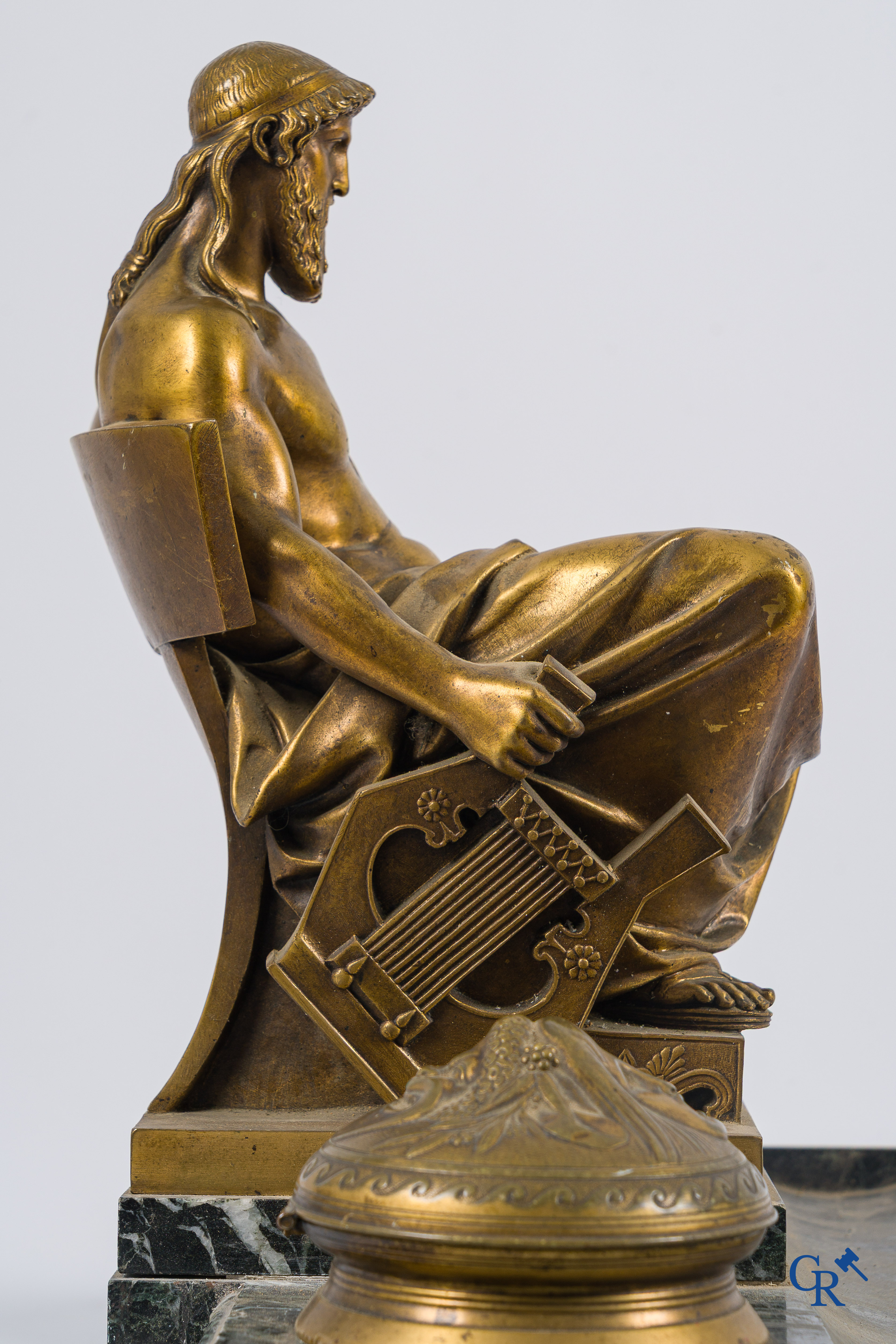 Période Napoléon III. Important ensemble de bureau ou encrier en bronze doré et marbre.
