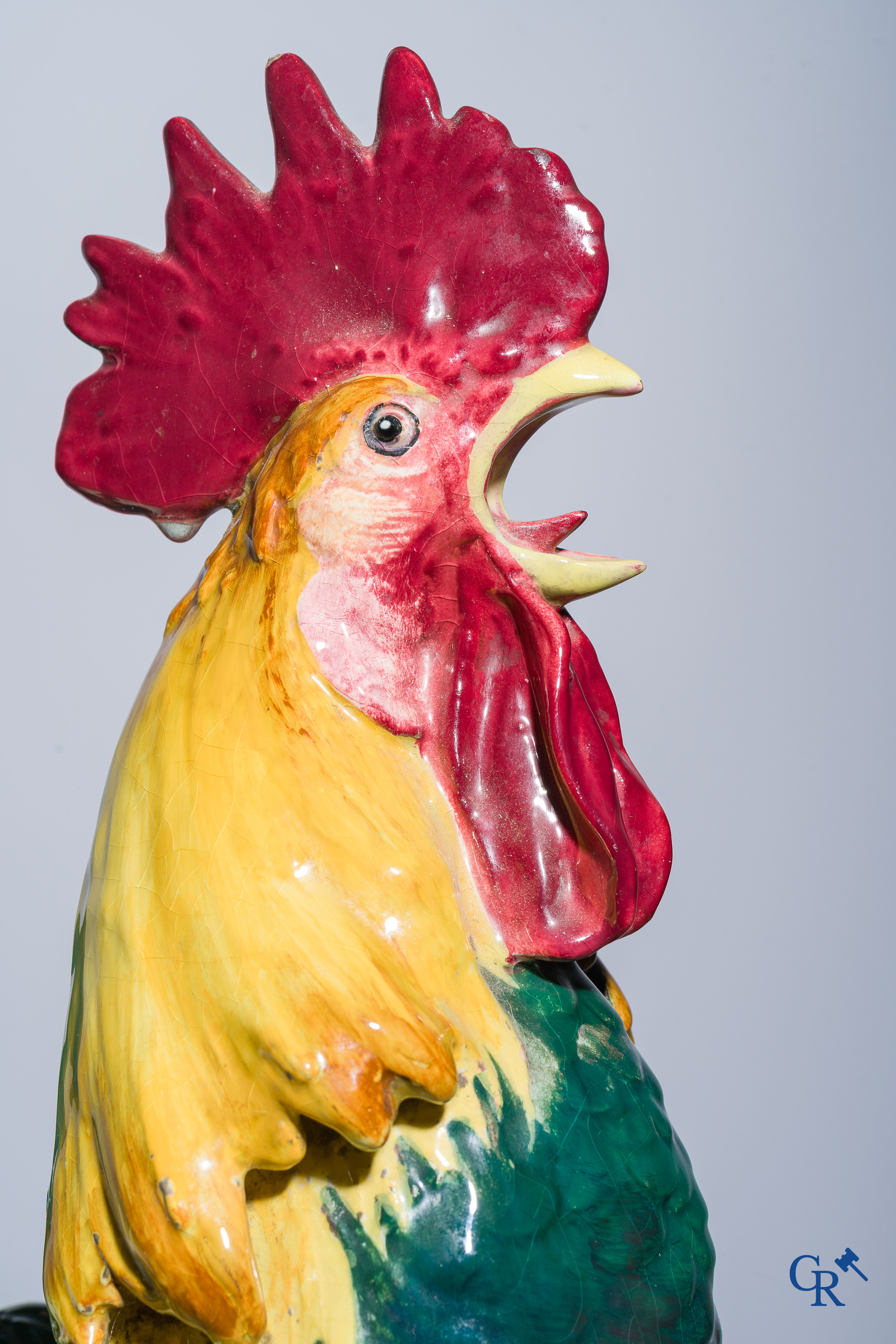 Delphin Massier, Vallauris. Grand coq debout en faïence émaillée polychrome, Signé. Vers 1890.
