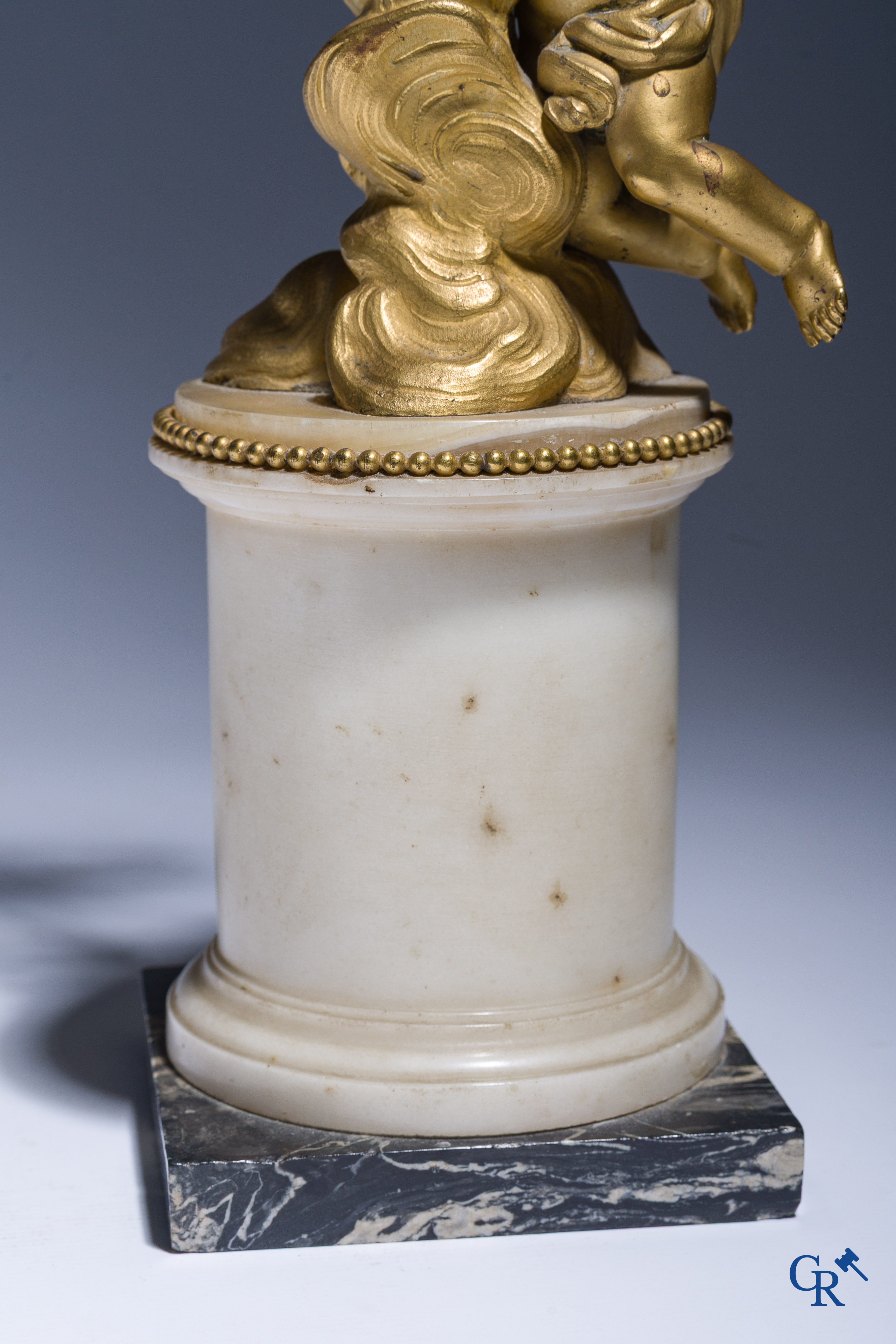 Reliquaire en bronze finement ciselé et doré. Croix sertie de cristal de roche taillé. Fin du XVIIIe siècle.