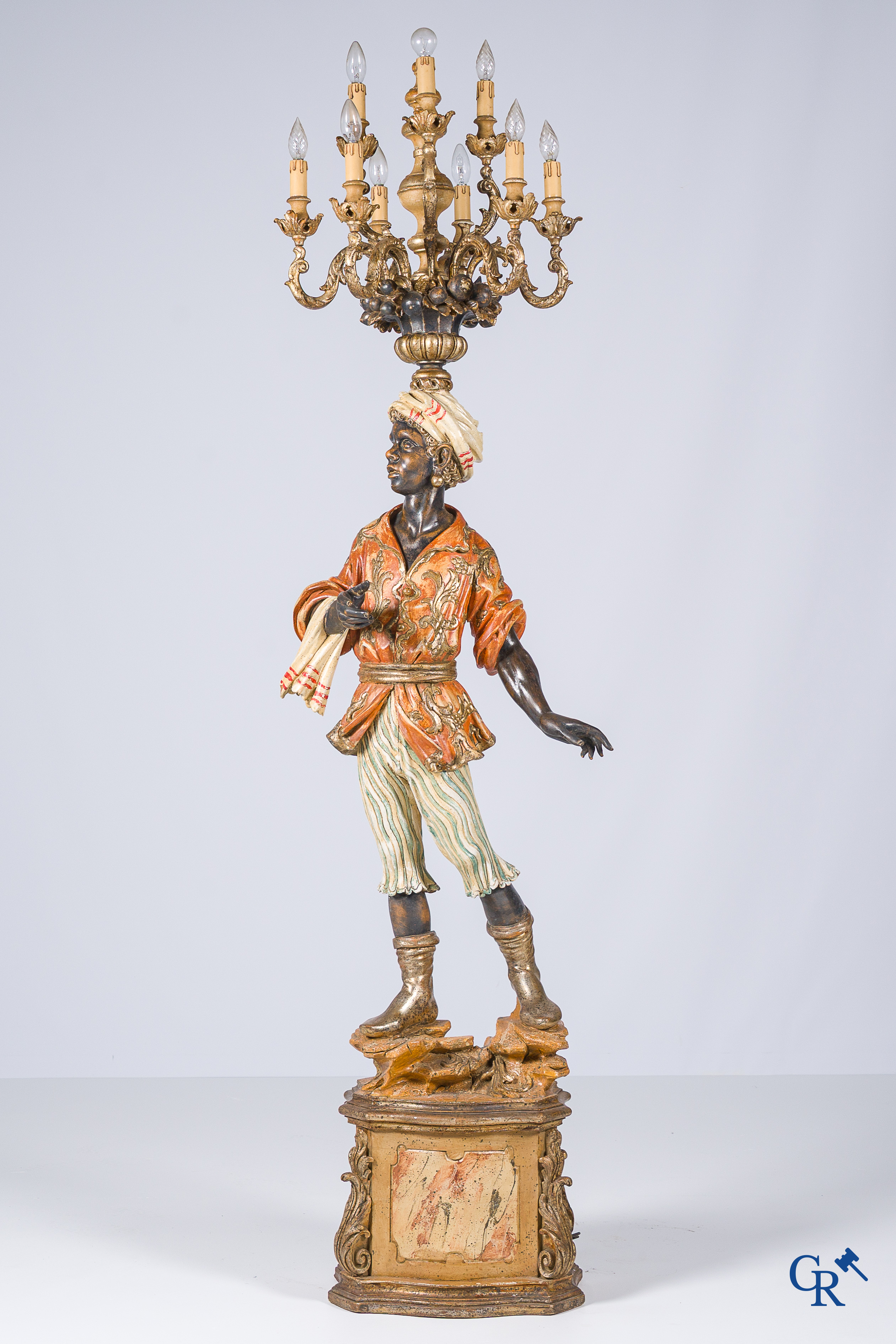 Moor debout en bois sculpté et polychromé servant de lampe. Travail italien, XXe siècle.