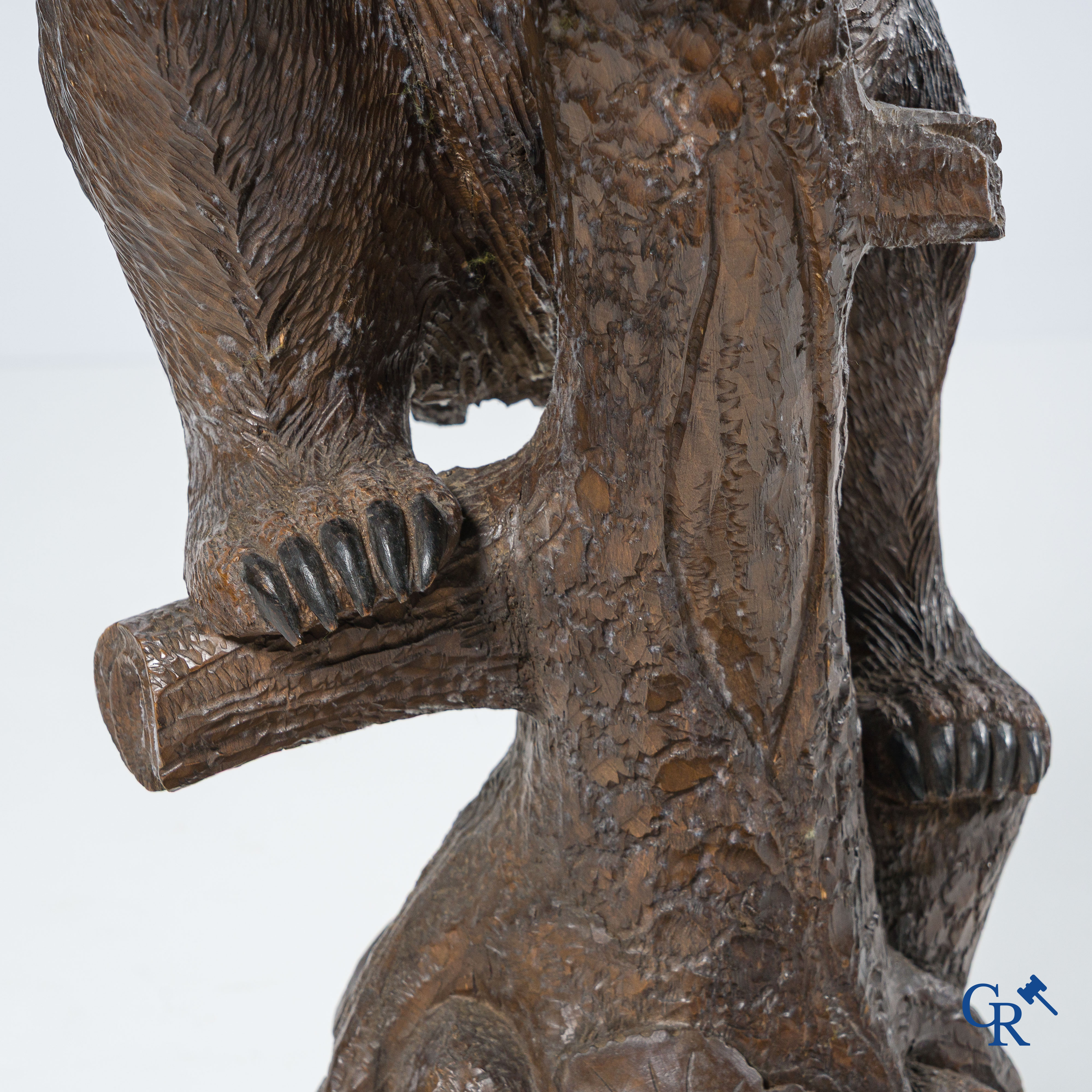Région Forêt Noire. "Black forest" porte manteau aux ours en tilleul sculpté. Vers 1890.