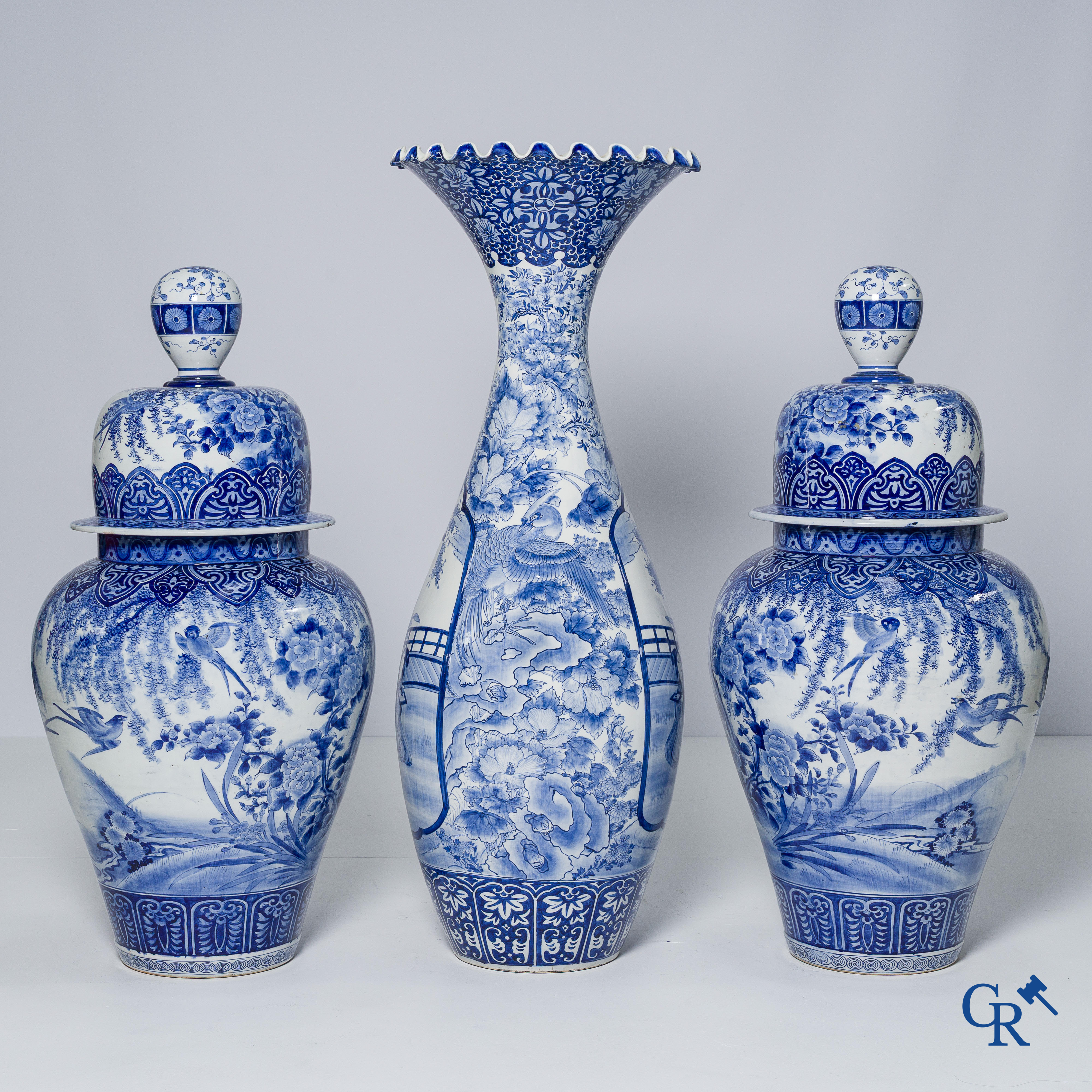Art Asiatique. Japon. Importante paire de vases bleu et blanc en porcelaine. On y joint un grand vase japonais. 19ème siècle.
