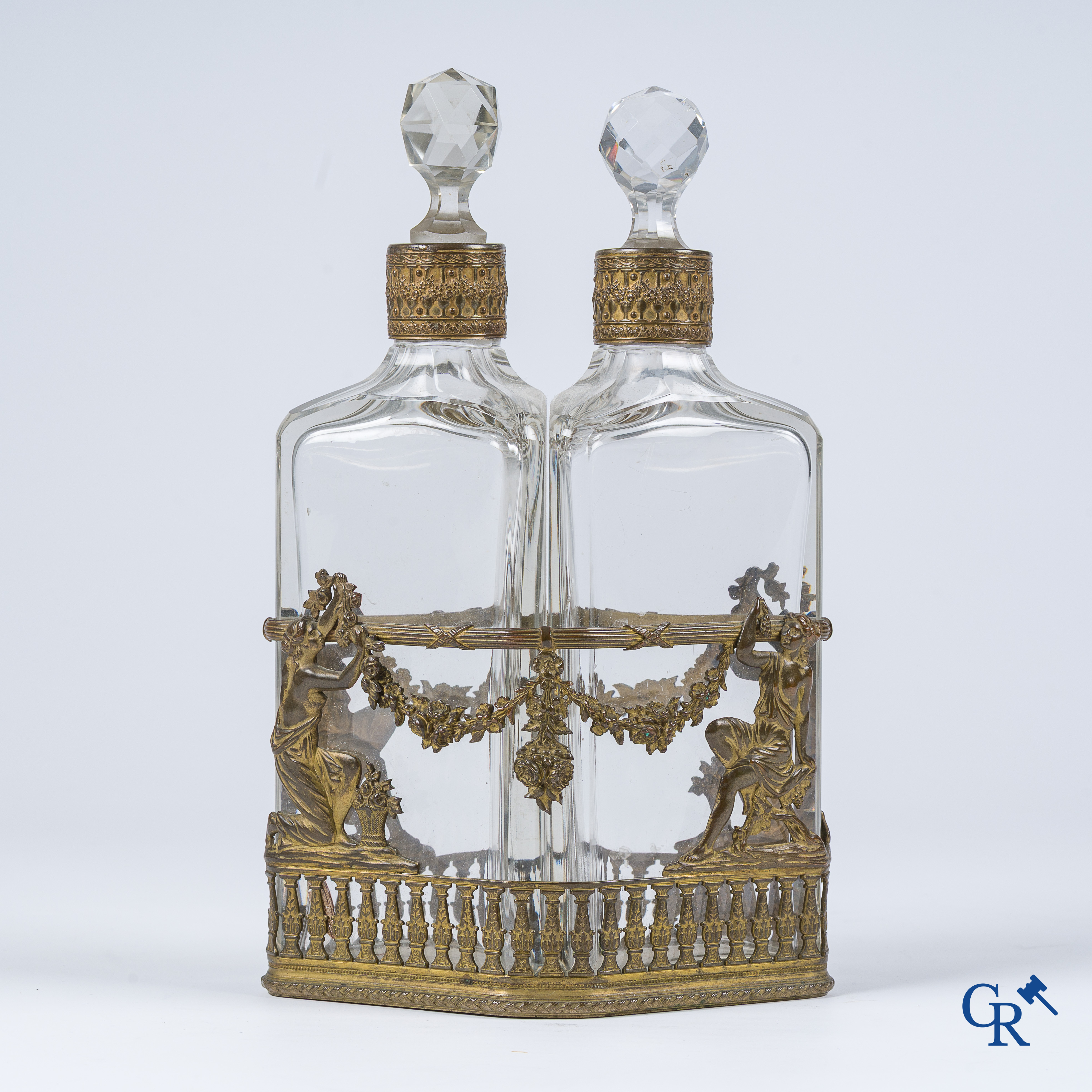 Cave à parfum à deux grands flacons en cristal taillé et bronze doré. Vers 1900.