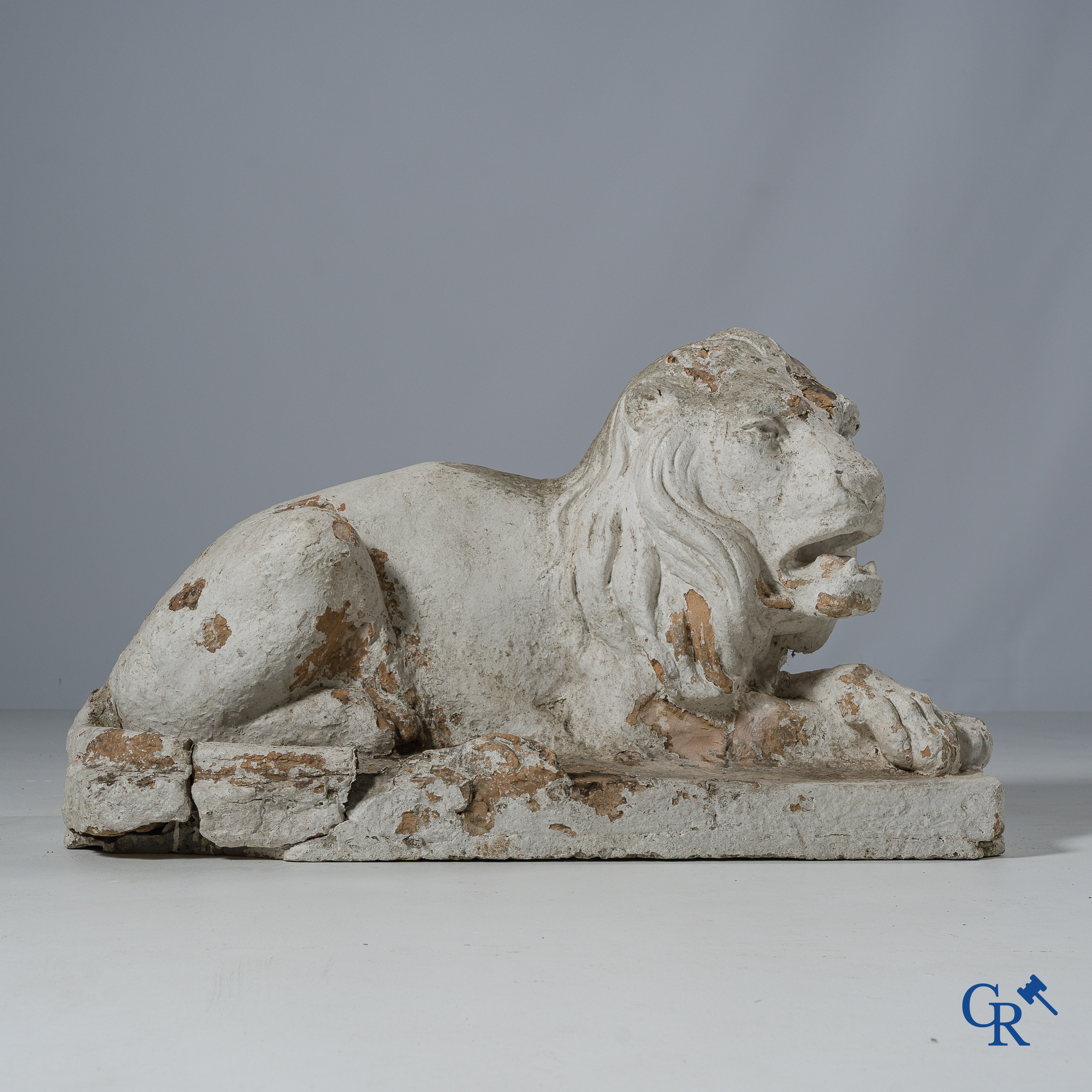 Décoration de jardin. Grand lion couché en terre cuite peinte. XVIIIe-XIXe siècle.
