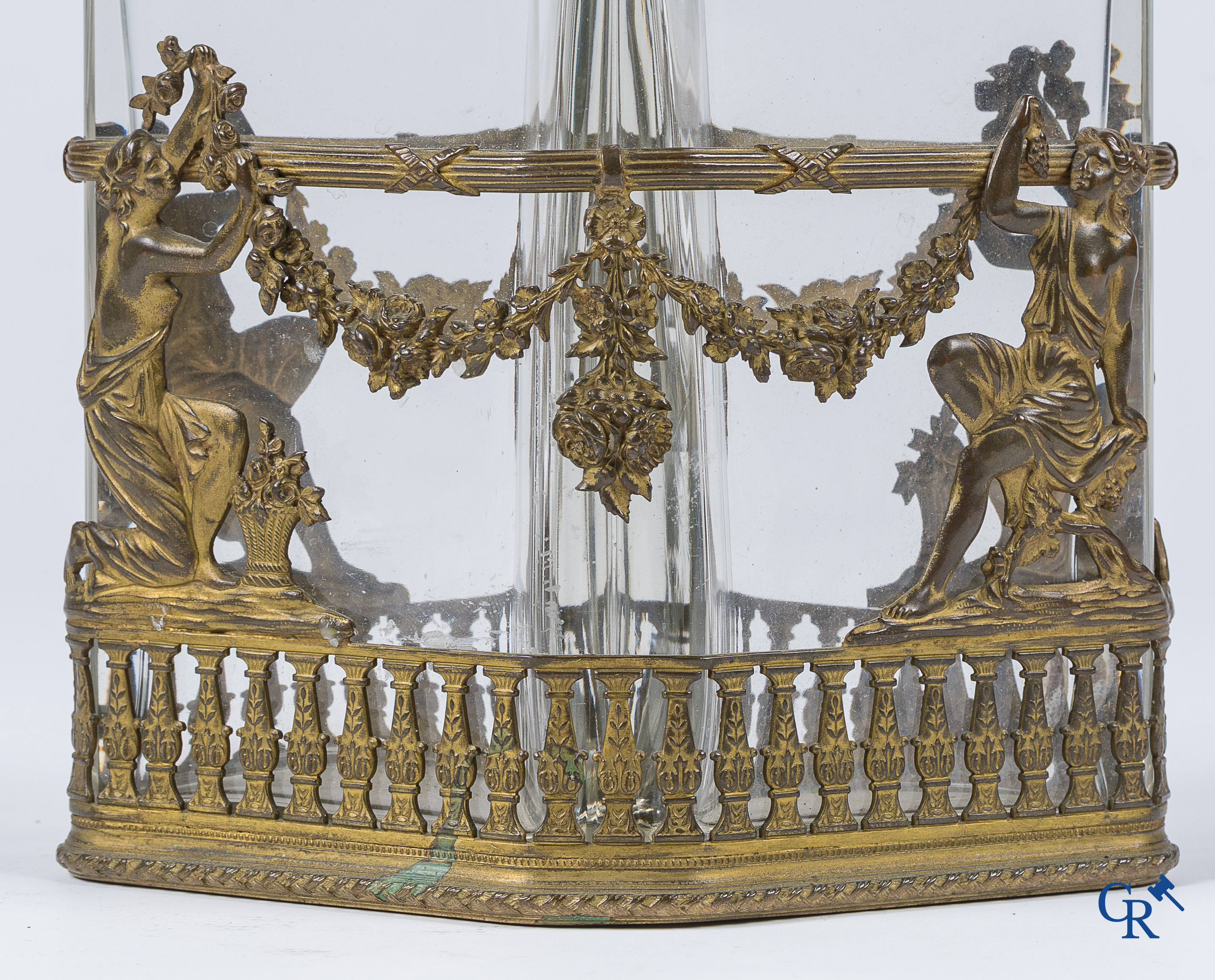 Cave à parfum à deux grands flacons en cristal taillé et bronze doré. Vers 1900.