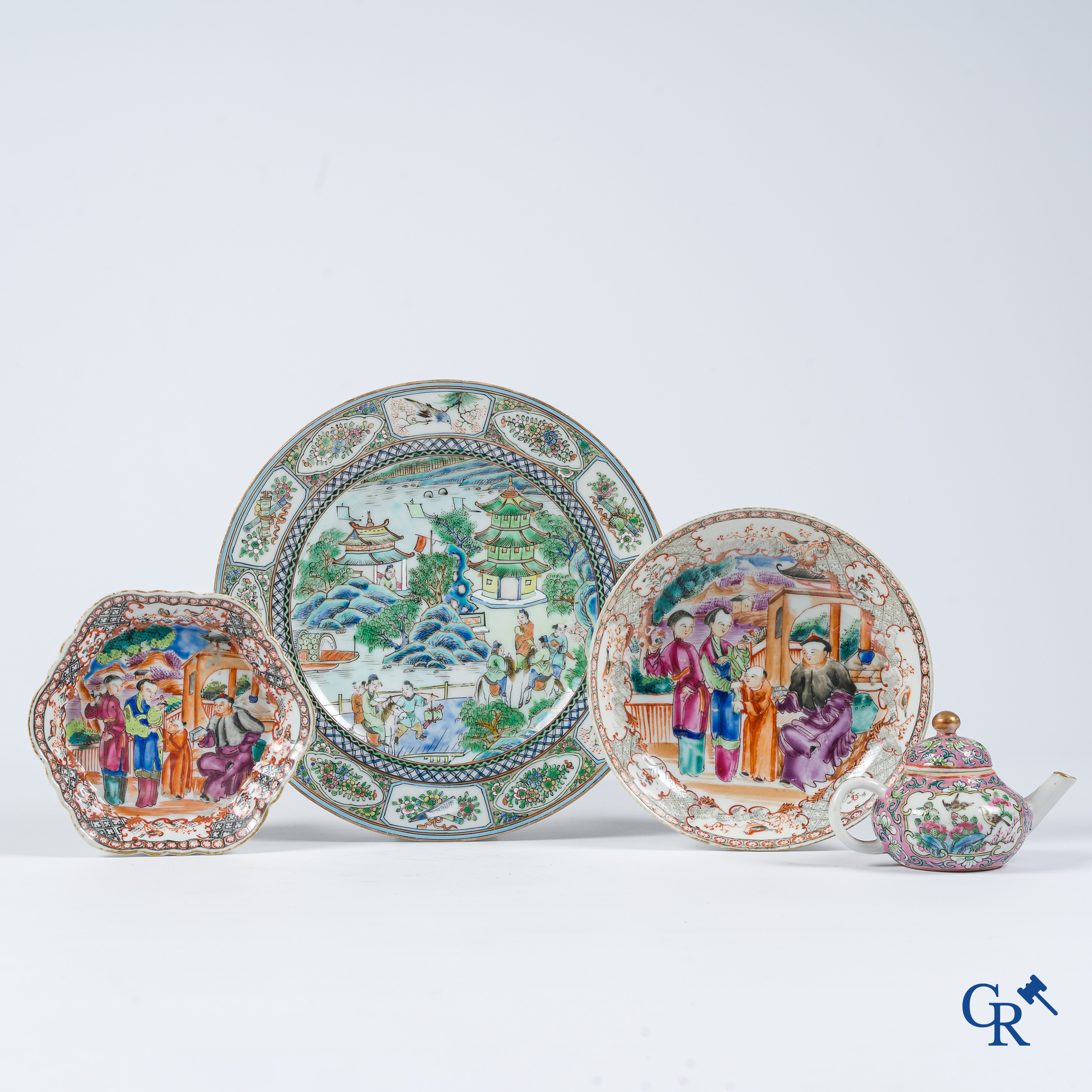 Art Asiatique. Soucoupe octogonal et plat profond, décor mandarin et une théière et assiette 19ème.