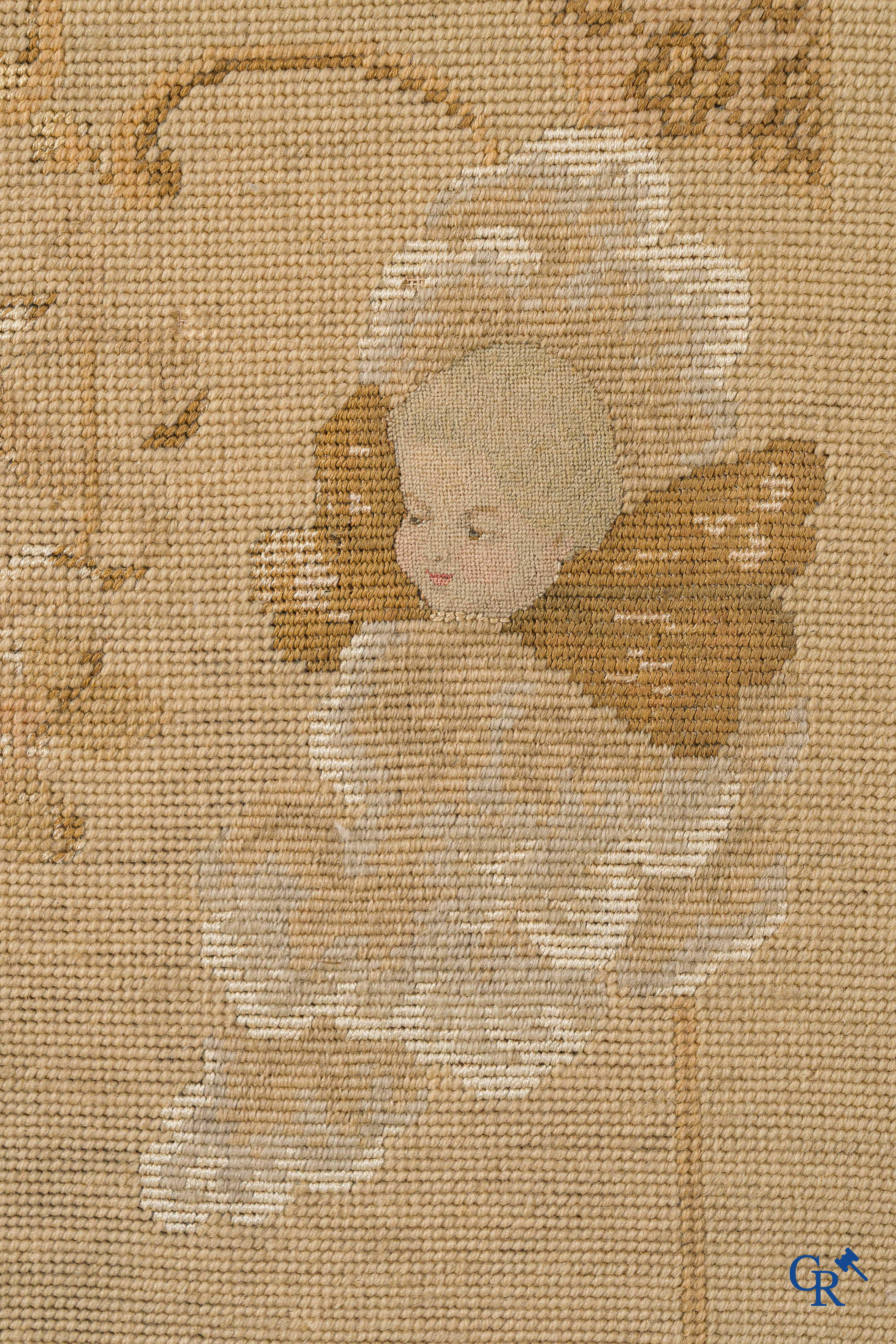 Paravent 3 pièces en bois finement sculpté et doré, décoré de broderie. Style LXV, vers 1900.