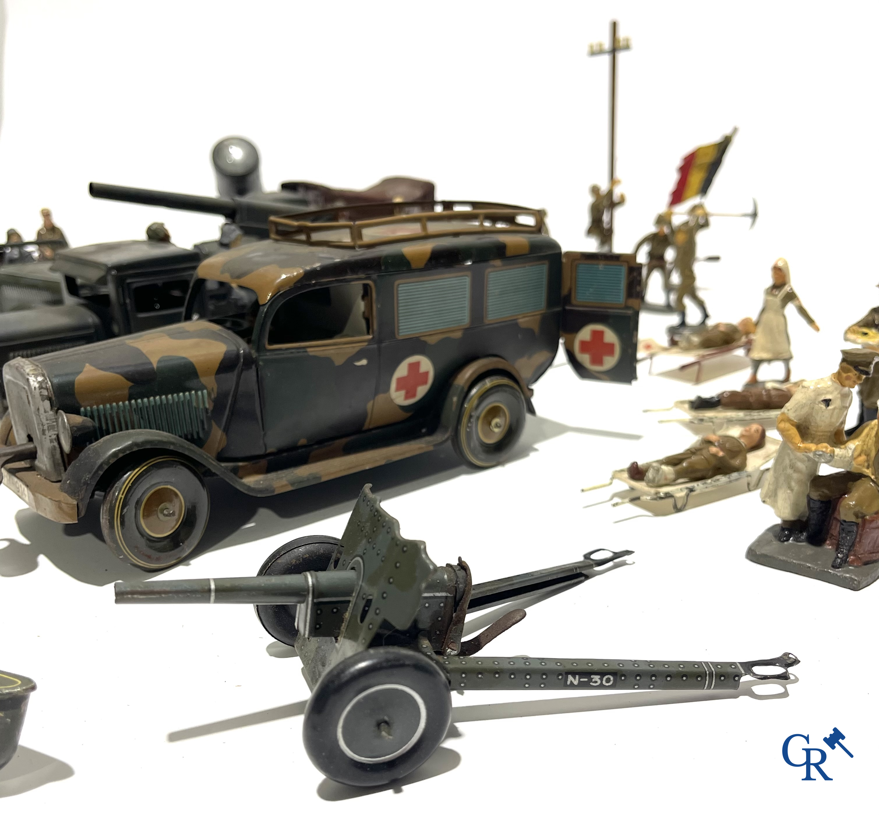 Jouets anciens. Lot de jouets militaires allemands exceptionnellement bien conservés en tôle lithographiée et des figurines en composite. Années '30-'40.