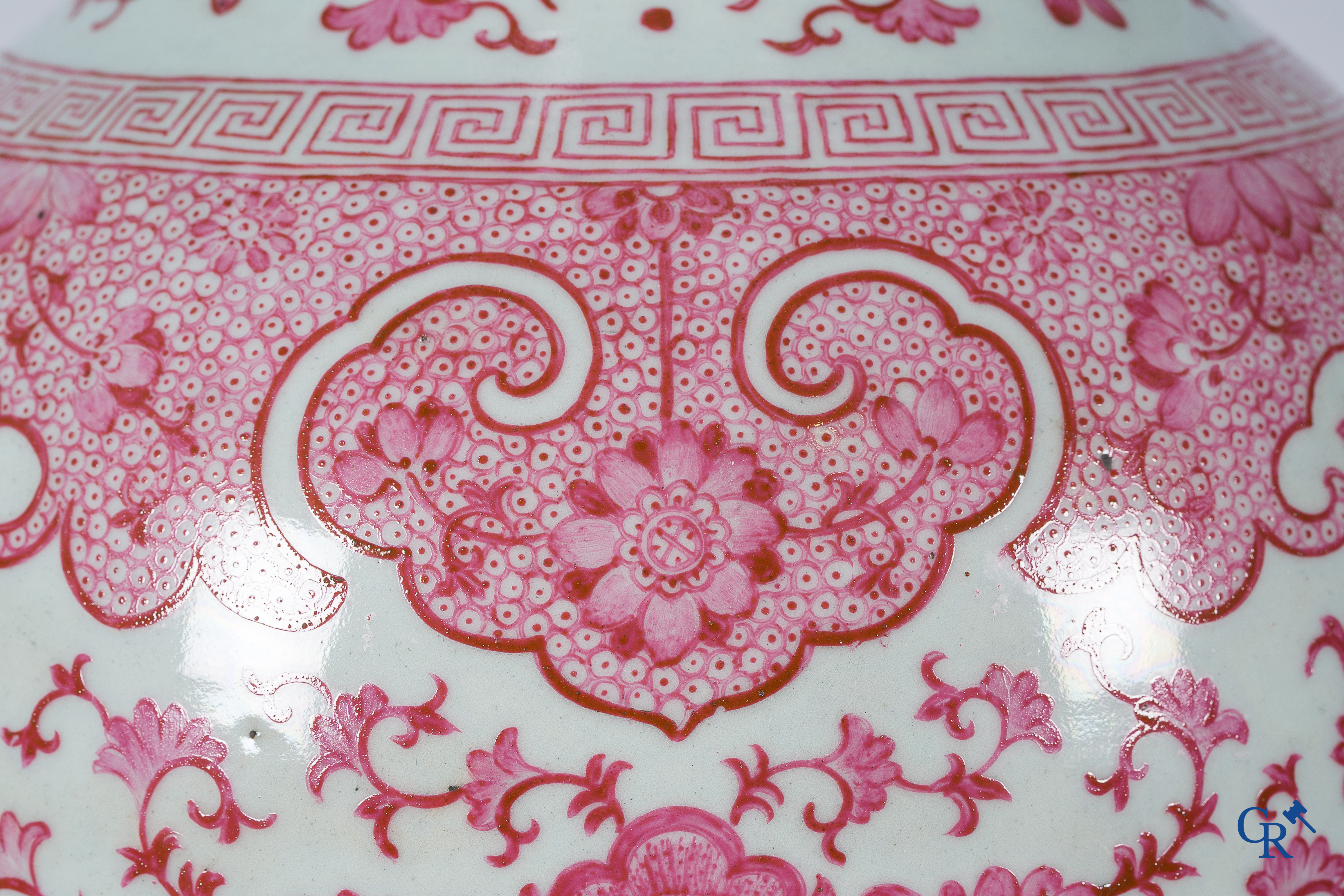 Art Asiatique. Porcelaine chinoise. Grand vase balustre aux motifs violet-rose "puce". 19ème siècle.