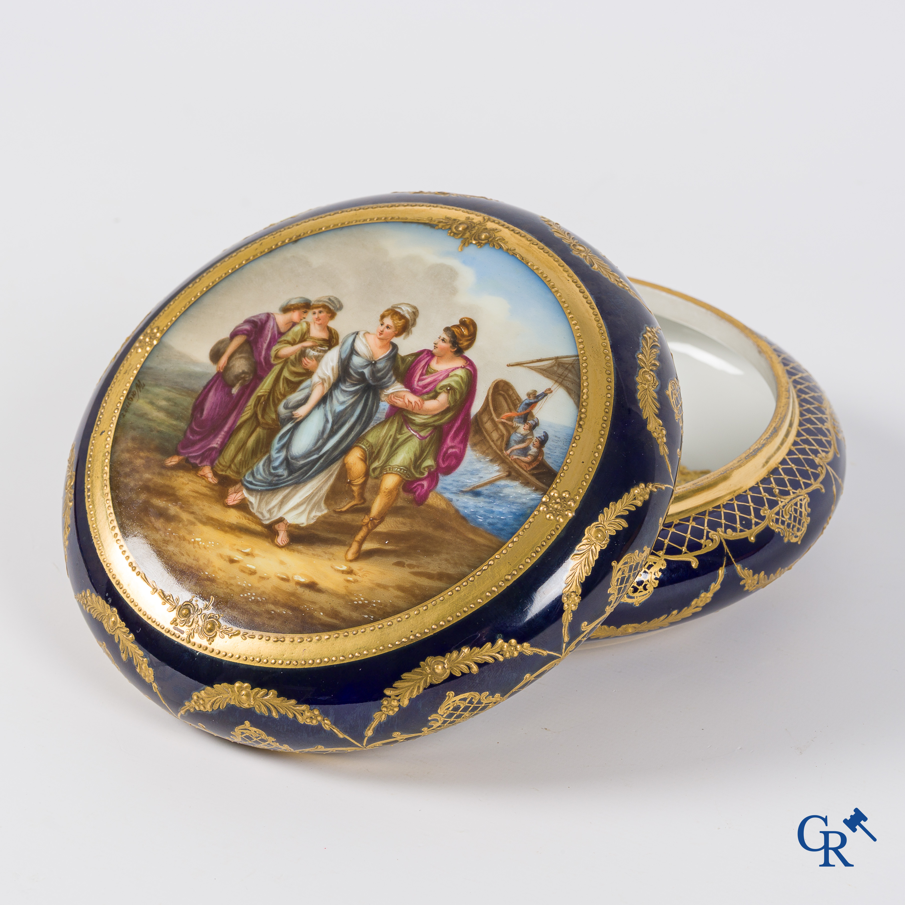 Porcelaine de Vienne. Grande boîte à couvercle rond en porcelaine de Vienne. "L'évasion de Paris et d'Hélène" Signé Wagner.