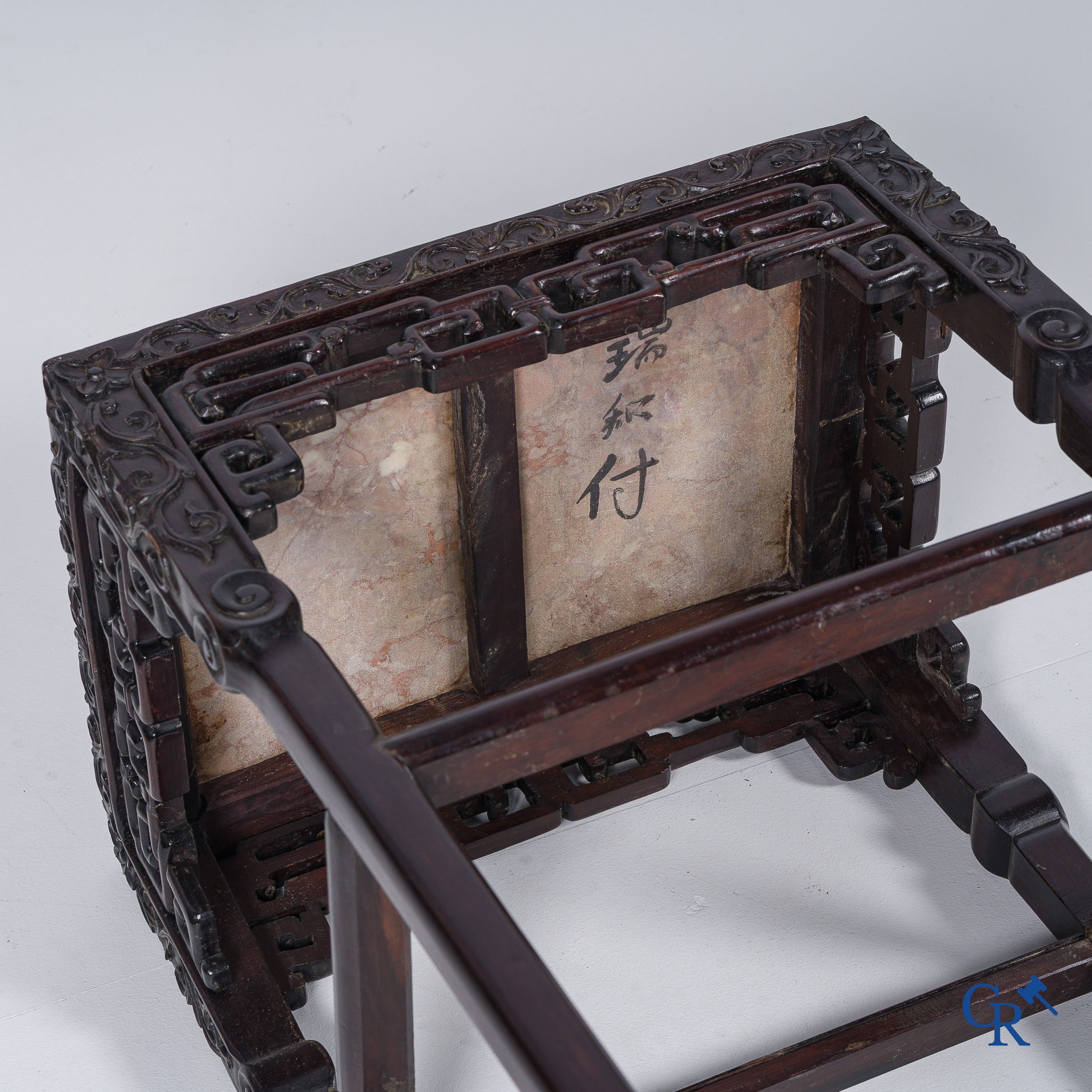 Art Asiatique. Piédestal chinois en bois dur finement sculpté. XIXème.