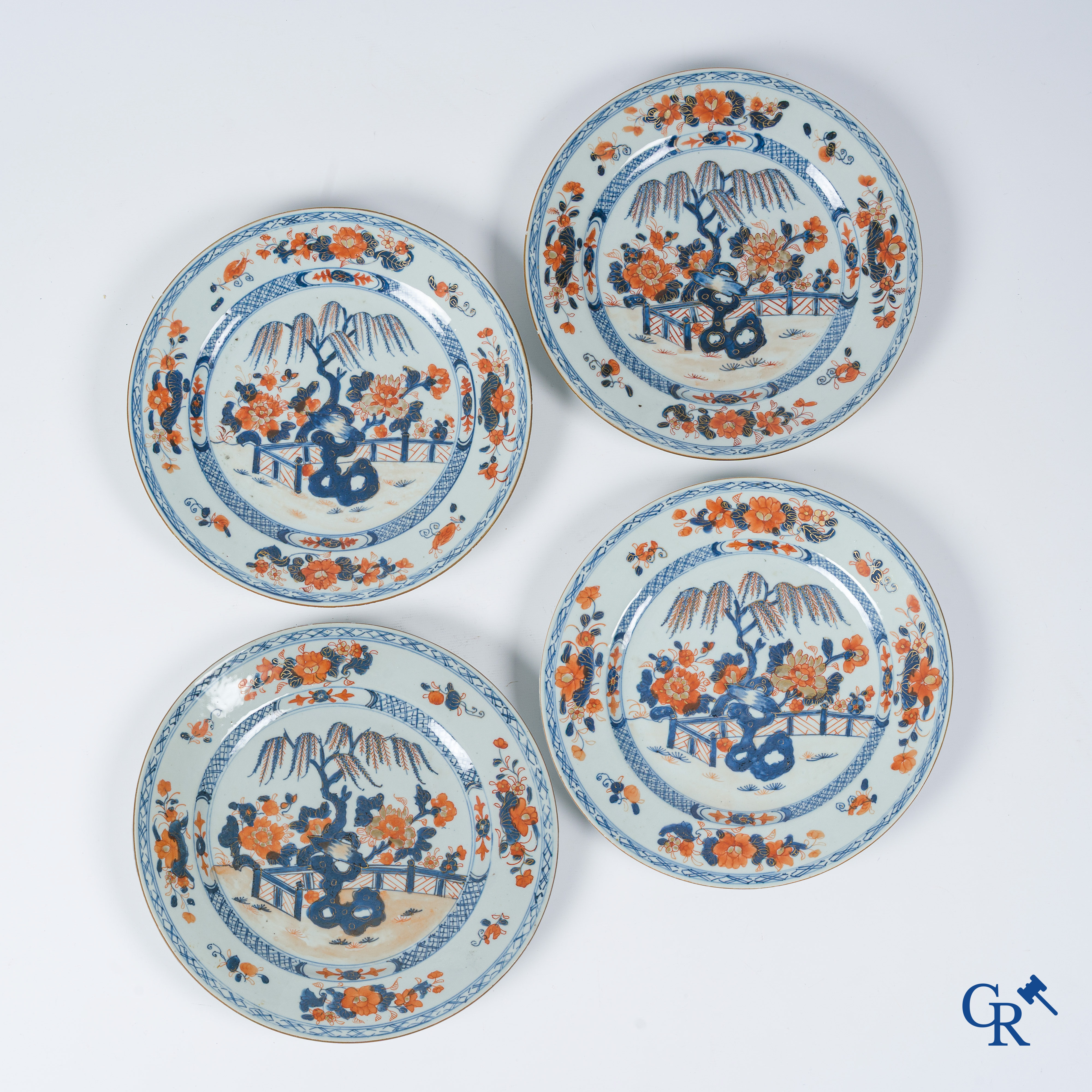 Art Asiatique. Porcelaine chinoise. 4 assiettes en porcelaine chinoise avec décor imari. Période Qianlong.