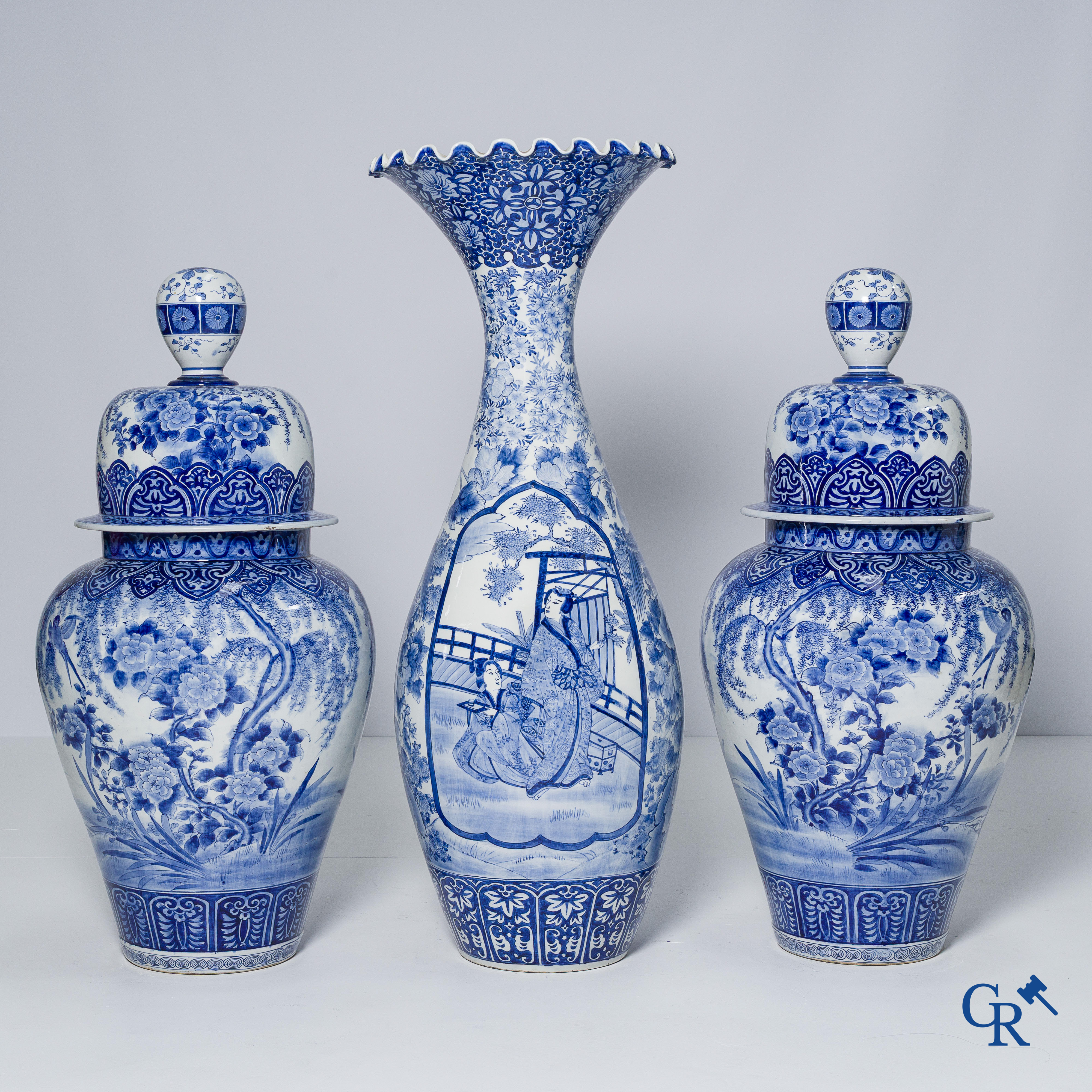 Art Asiatique. Japon. Importante paire de vases bleu et blanc en porcelaine. On y joint un grand vase japonais. 19ème siècle.
