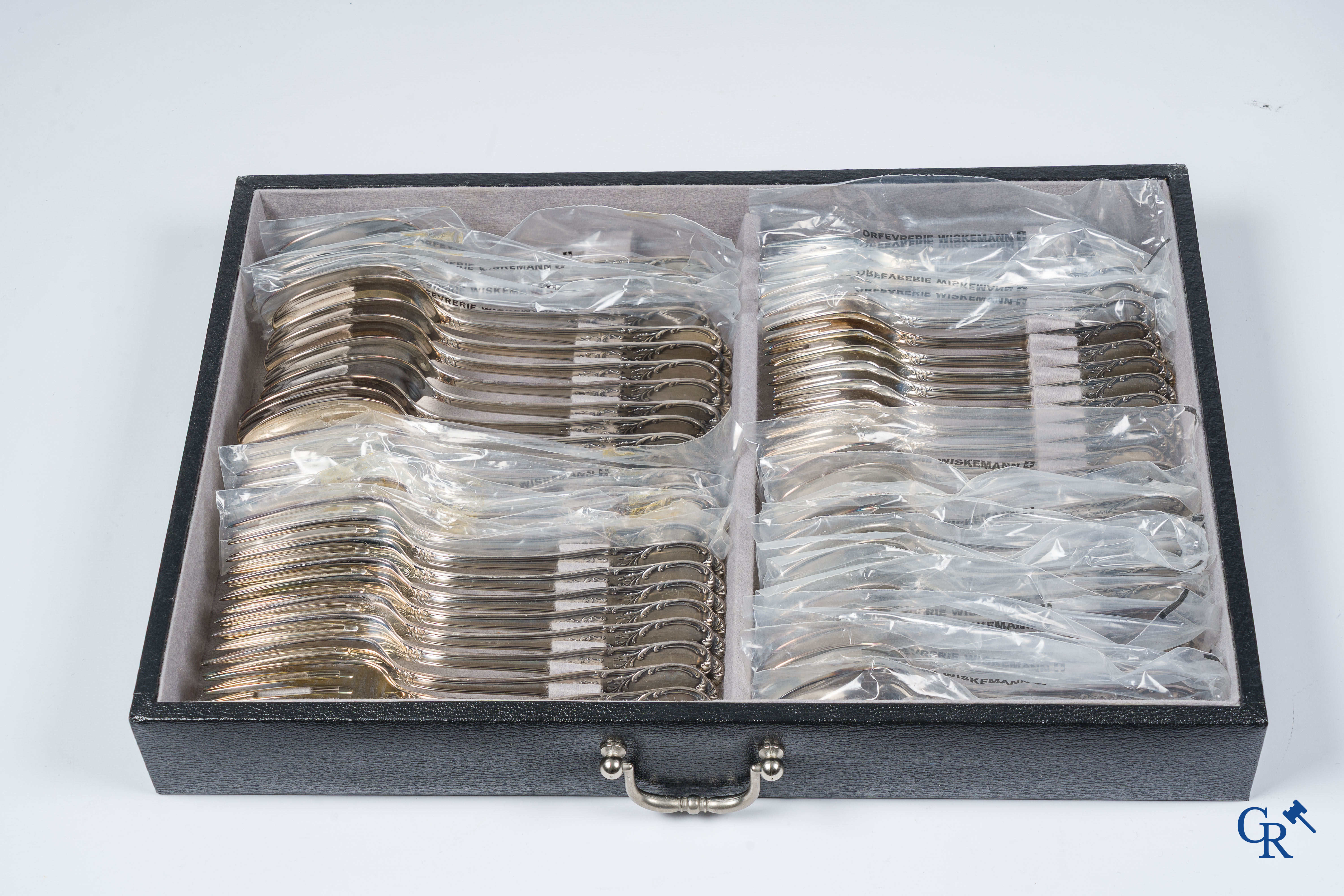 Orfèvrerie Wiskemann Bruxelles. Coffret à couverts pour 12 personnes en métal argenté. 115 pièces.