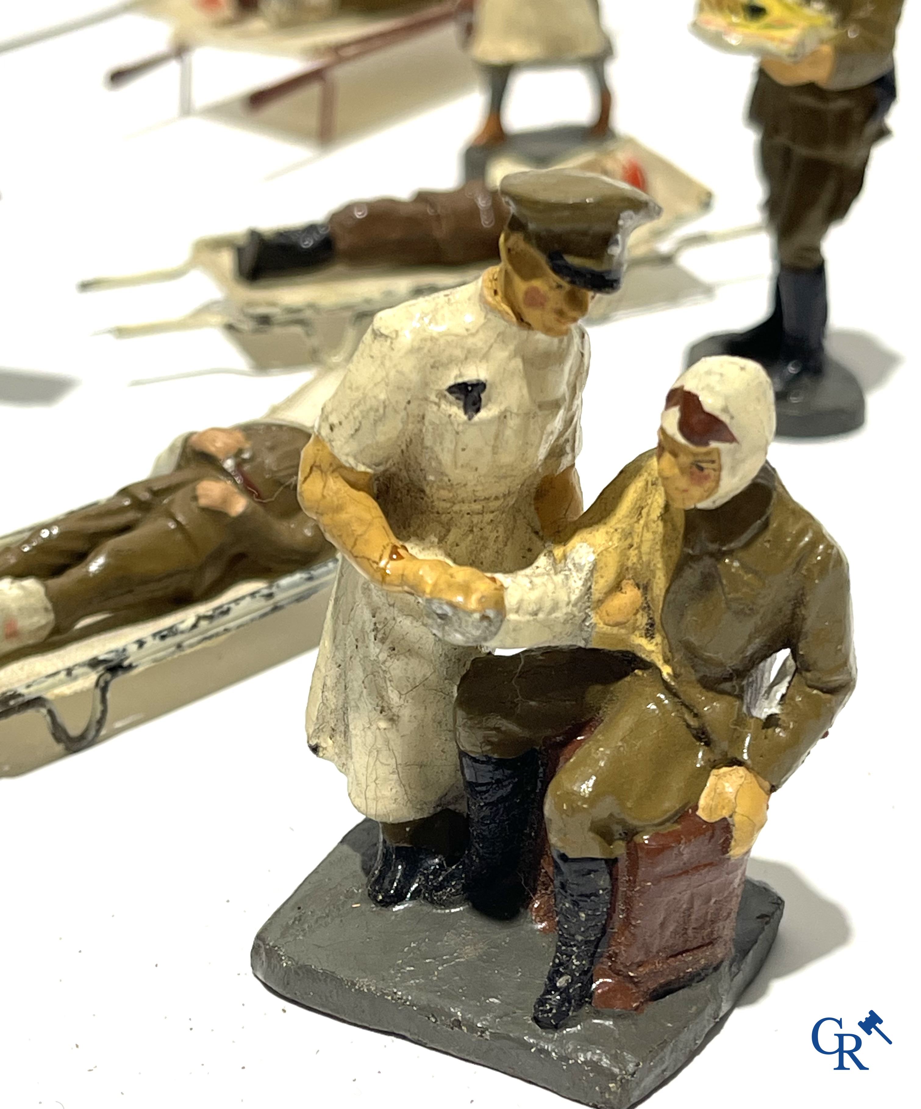 Jouets anciens. Lot de jouets militaires allemands exceptionnellement bien conservés en tôle lithographiée et des figurines en composite. Années '30-'40.