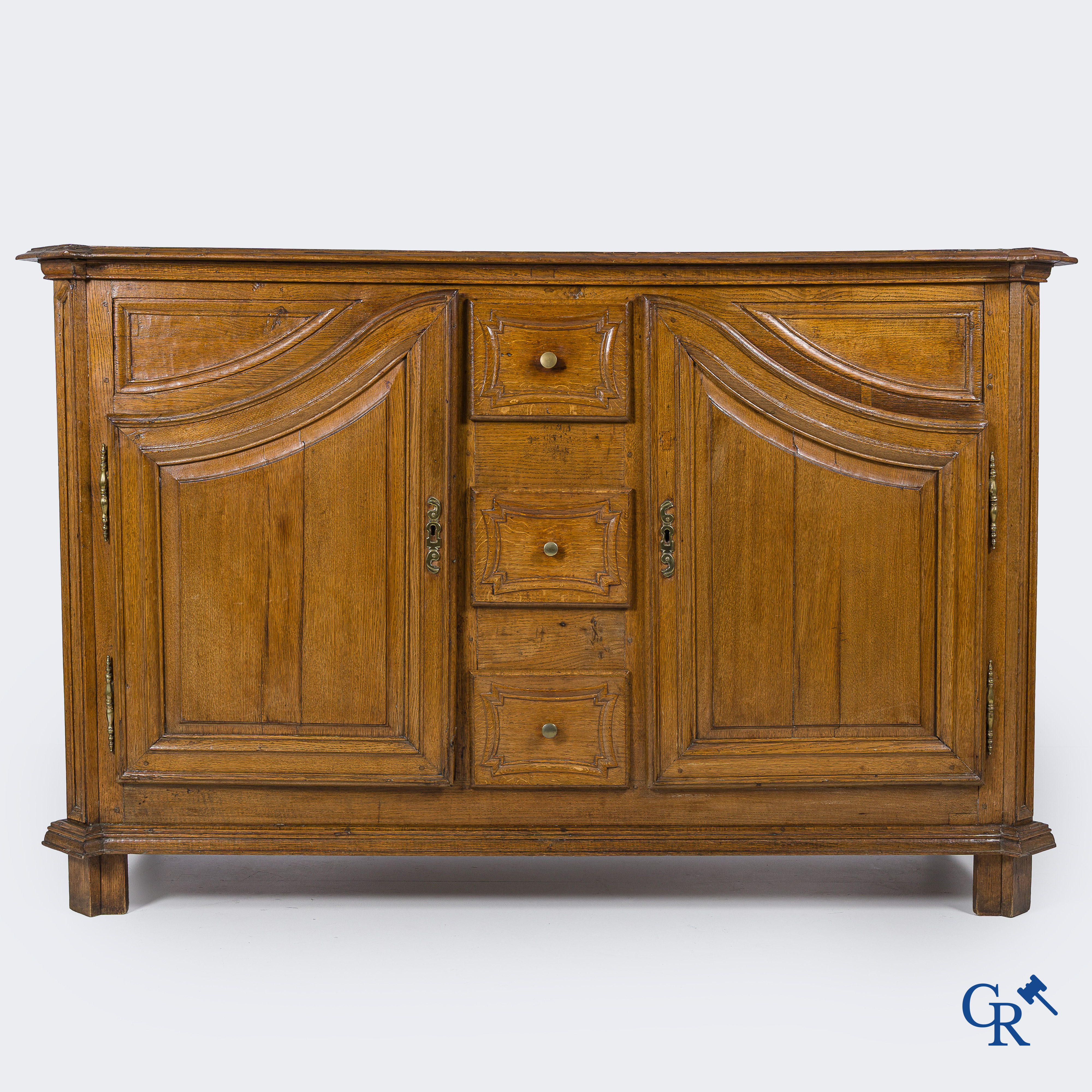 Mobilier. Beau buffet en chêne avec portes courbes. France, Fin du XVIIIème siècle.