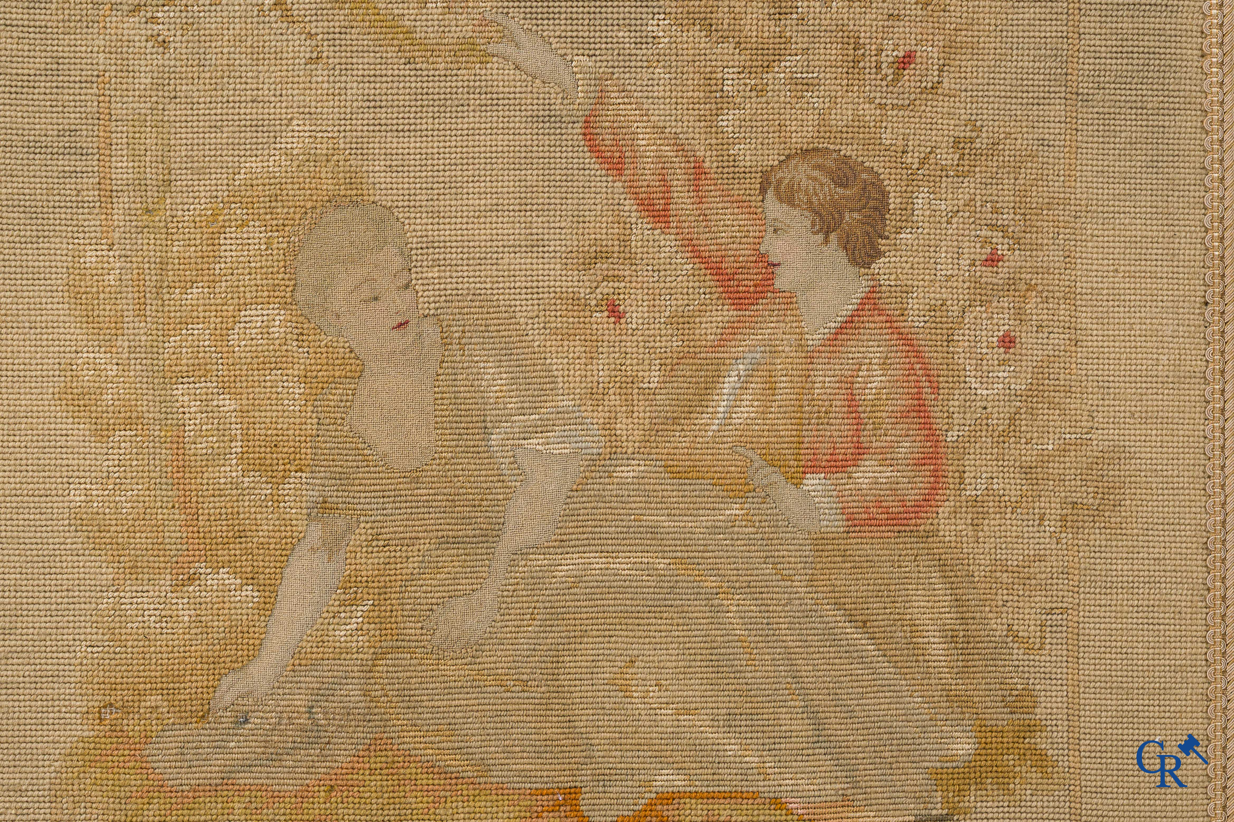 Paravent 3 pièces en bois finement sculpté et doré, décoré de broderie. Style LXV, vers 1900.